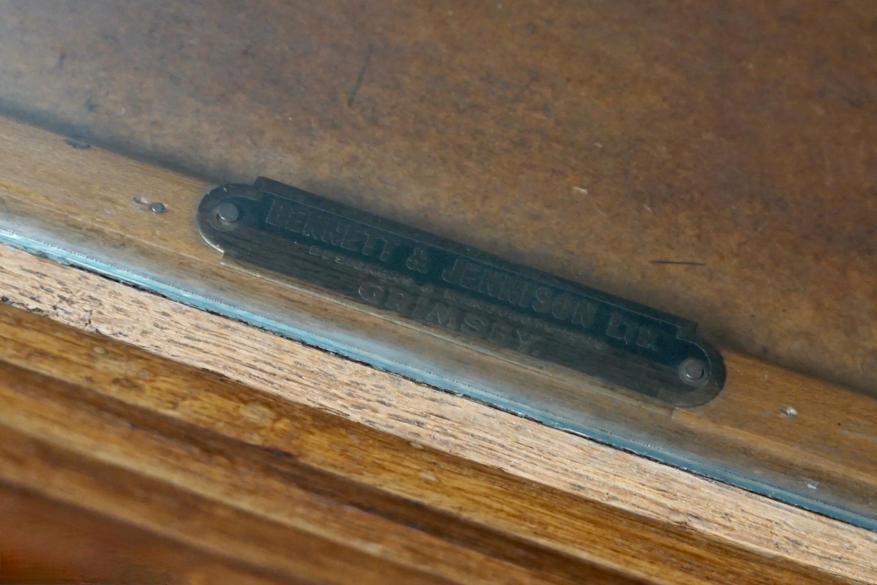 Antiker British Ahorn & Eiche Kurzwarenschrank oder Ladentisch, 1930er Jahre im Angebot 3