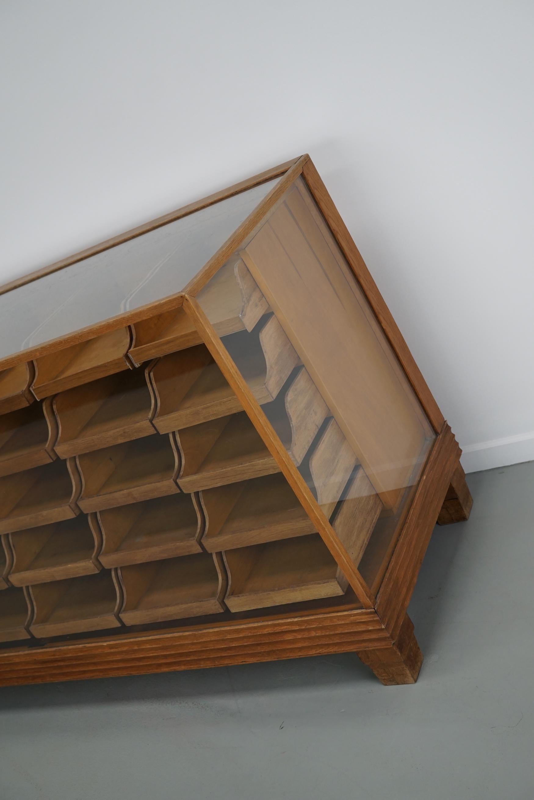 Antiker British Ahorn & Eiche Kurzwarenschrank oder Ladentisch, 1930er Jahre im Zustand „Gut“ im Angebot in Nijmegen, NL