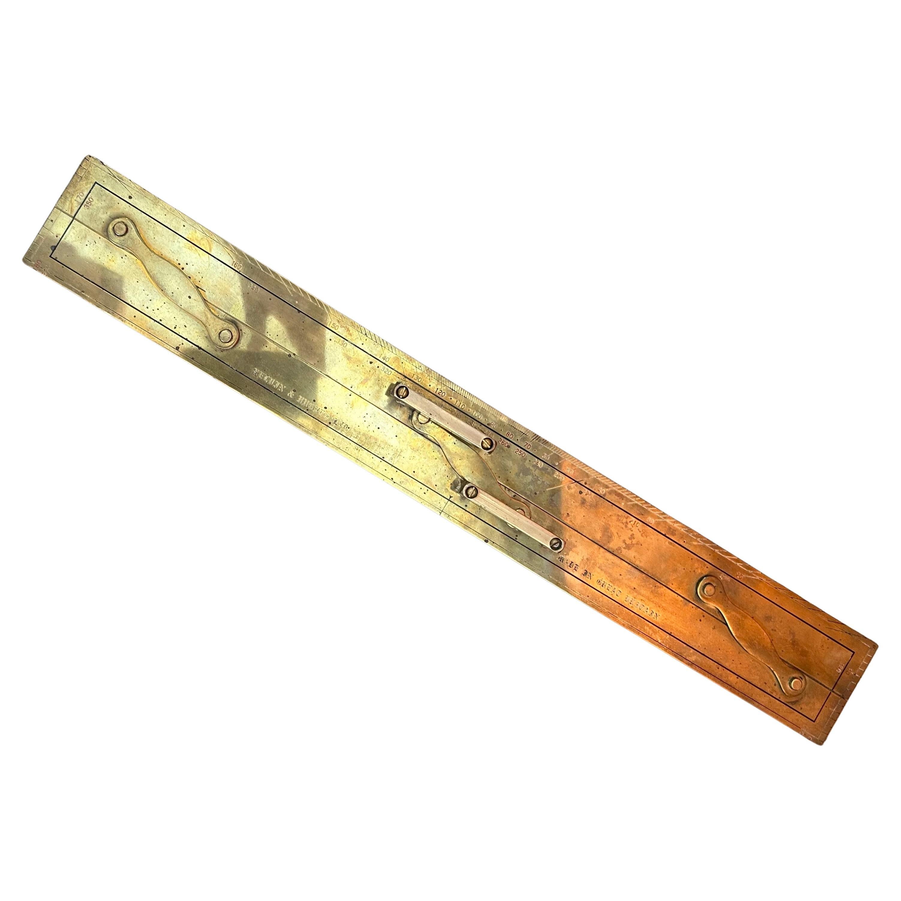 Antikes britisches nautisches / maritimes Parallel-Lineal aus massivem Messing von Kelvin & Hughes, um 1900. Das Lineal ist in sehr gutem Vintage-Zustand mit einer tollen Patina und misst 24 