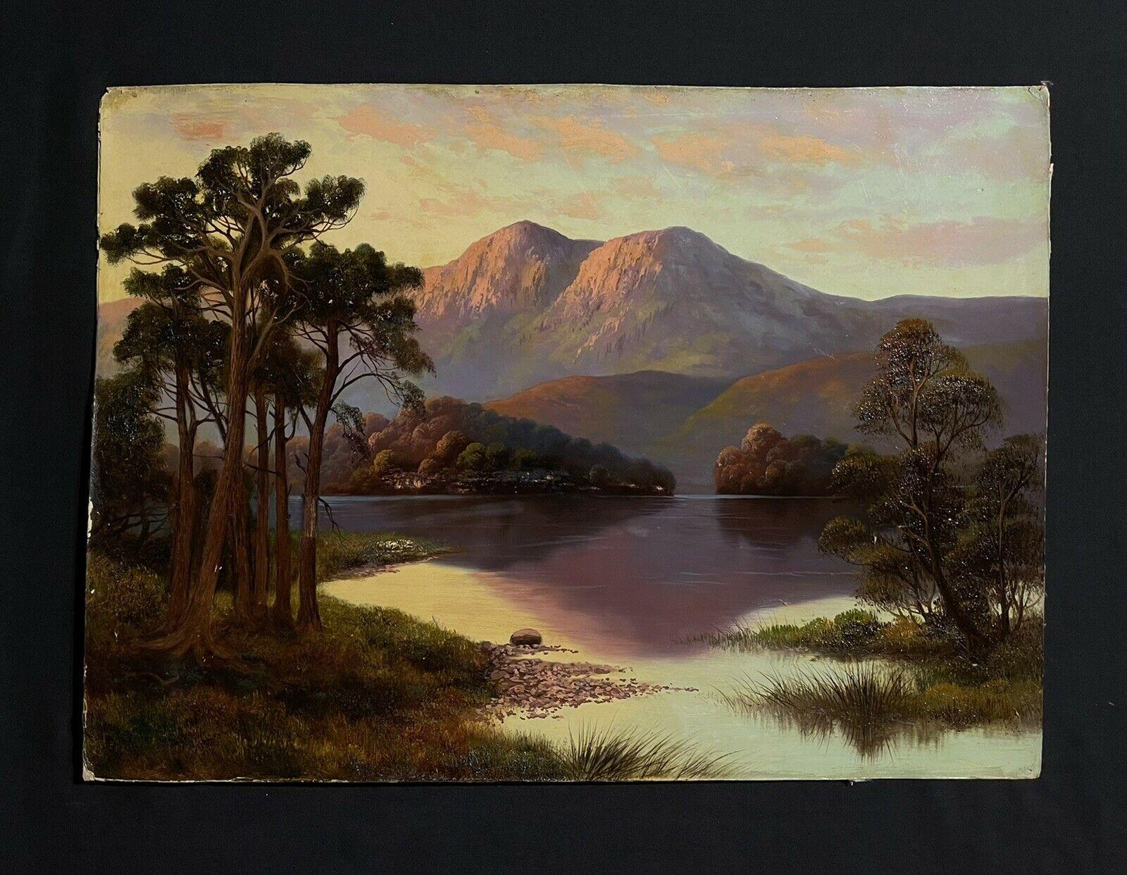 Scène du Loch Highland au coucher du soleil, belle eau en Tranquil, peinture à l'huile ancienne - Painting de Antique British