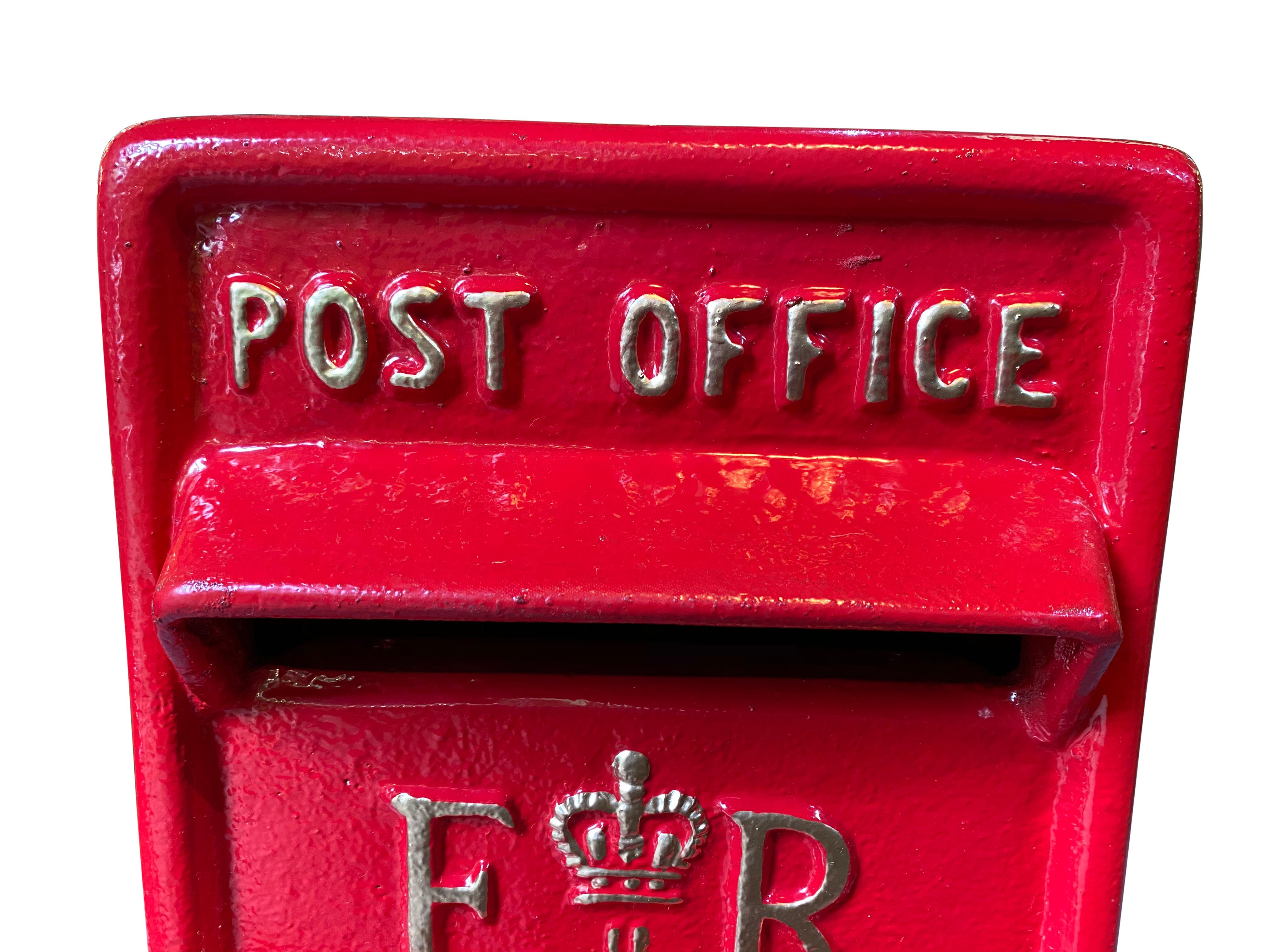 Antique British Royal Mail Queen Elizabeth 2nd Red Post Box In Excellent Condition In London, GB