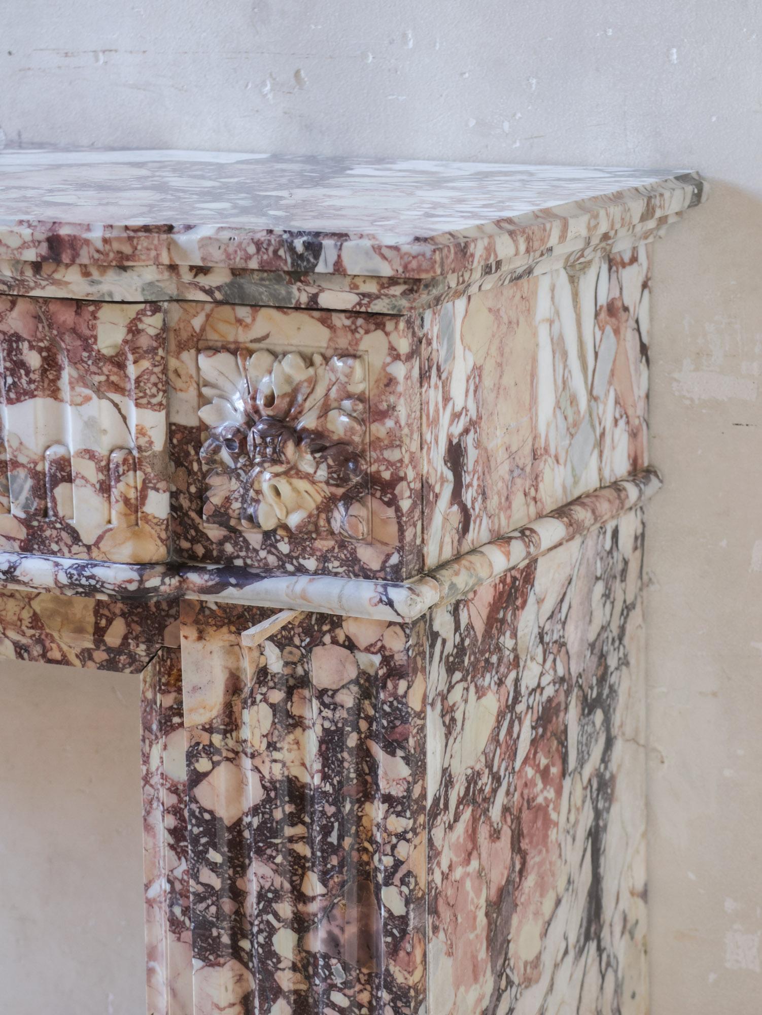 Chimenea antigua de mármol Brocatelle en tonos rosa suave, melocotón y polvo en venta 4