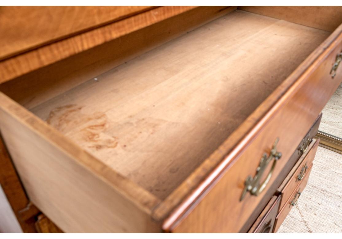 Un Highboy di ottima fattura dalle forme tradizionali, con cassetti a coda di rondine, tiretti ed escutcheons a forma di pipistrello più tardi, pinne superiori tornite, due profondi cassetti quadrati con intagli smerlati e poggianti su gambe
