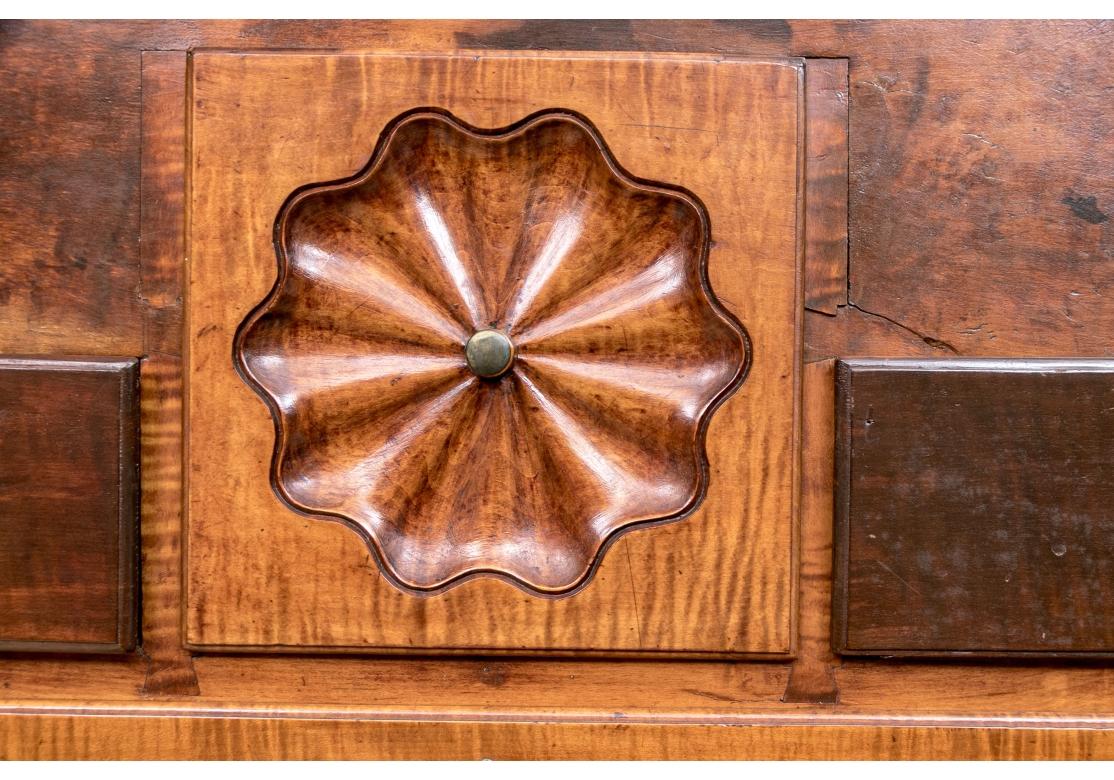 Classico americano Antico Highboy Arlecchino con piano ad arco rotto da restaurare in vendita