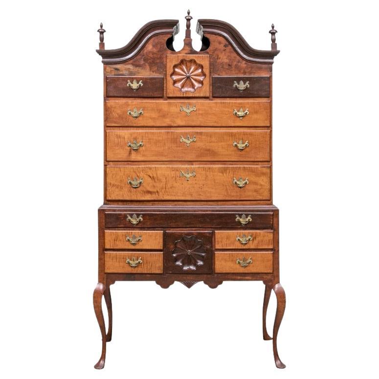 Antico Highboy Arlecchino con piano ad arco rotto da restaurare in vendita
