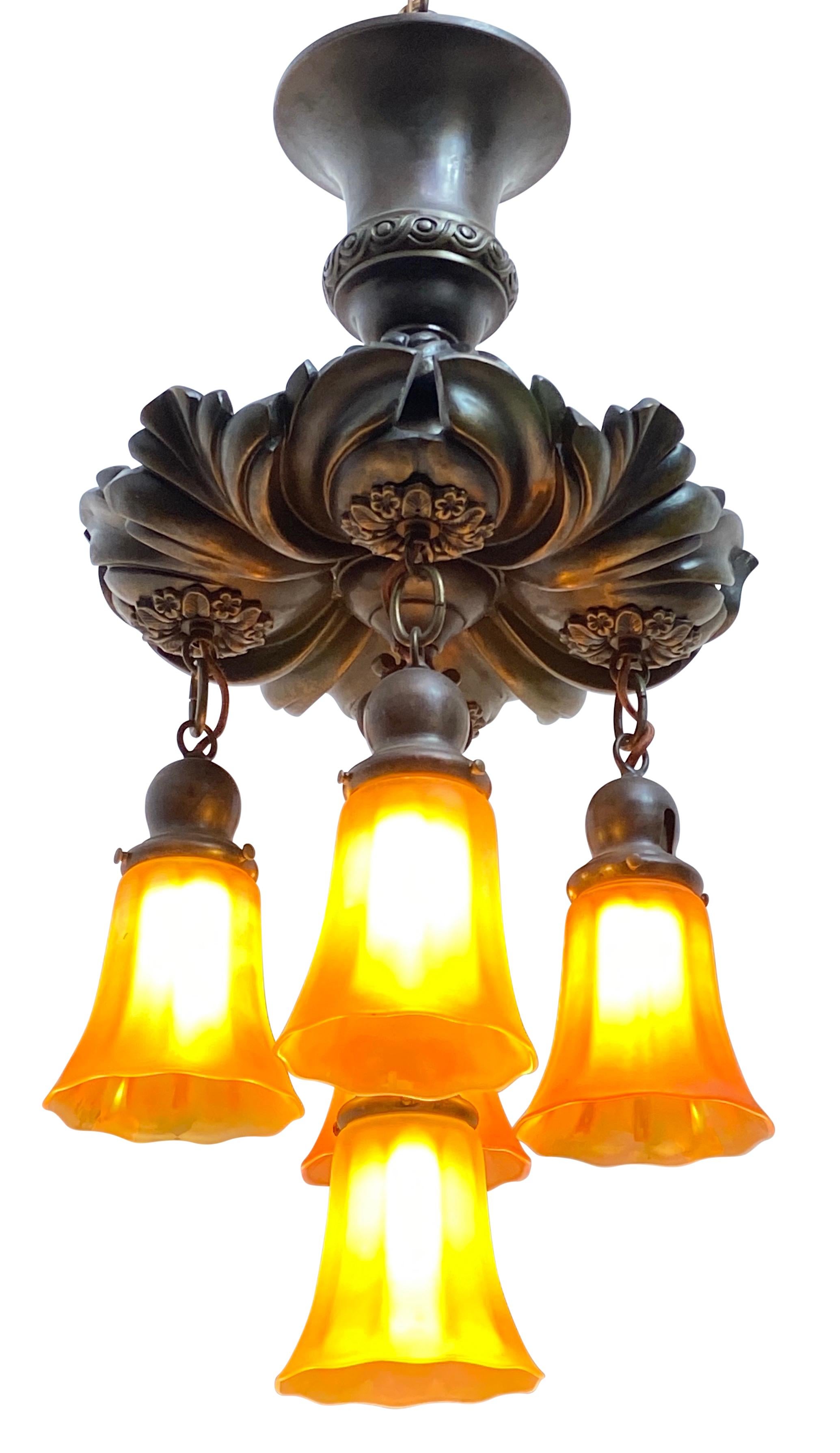 Antike Leuchte aus Bronze und Kunstglas:: amerikanisch:: um 1920 (Gegossen) im Angebot