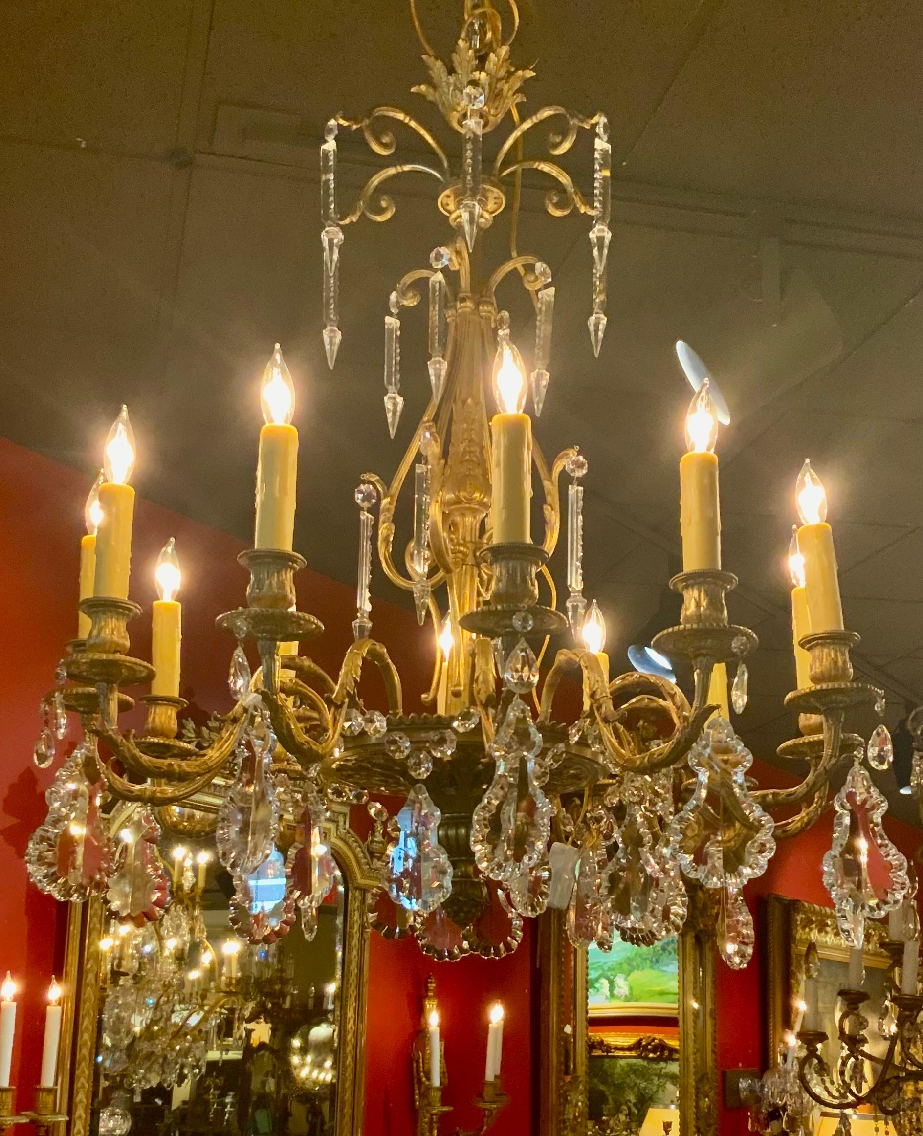L'eccellente fusione in bronzo è speciale in questo pezzo finemente fuso.
Ha una lastra di bronzo forata da cui può trasparire la luce.
Ha 12 luci su bracci scorrevoli che forniscono un'illuminazione adeguata.
È stata ricablata e tutti i cristalli