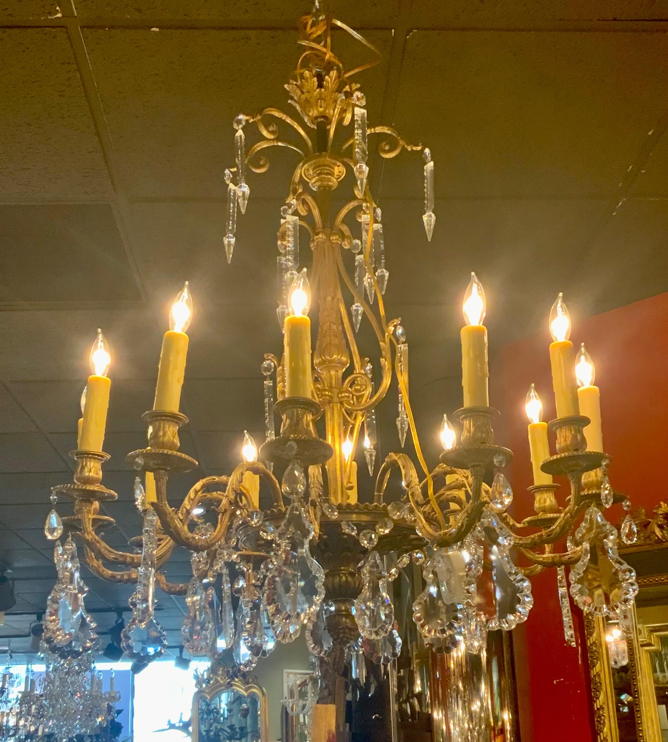 Francese Lampadario a dodici luci in bronzo antico e cristallo in vendita