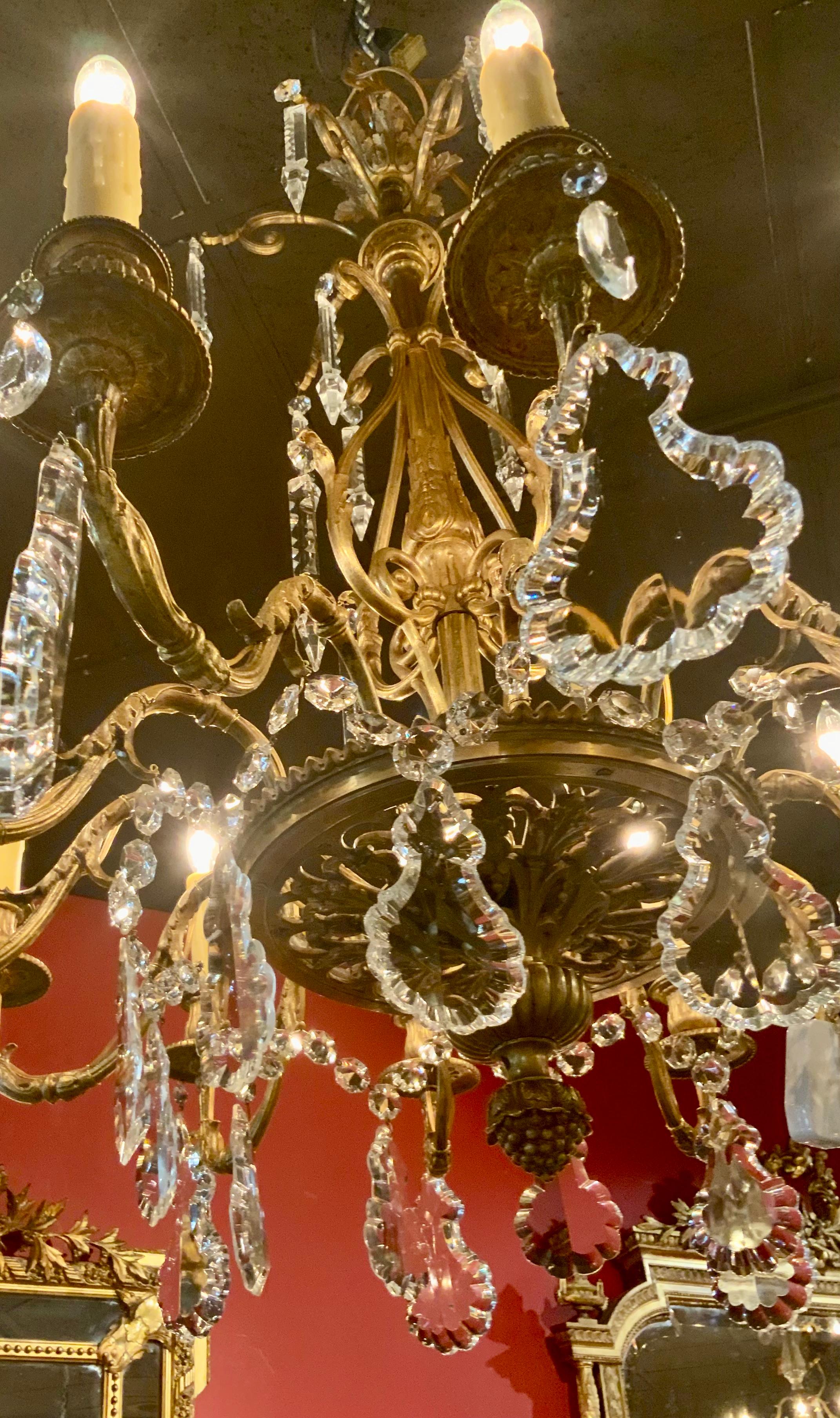 Lampadario a dodici luci in bronzo antico e cristallo In condizioni ottime in vendita a Houston, TX