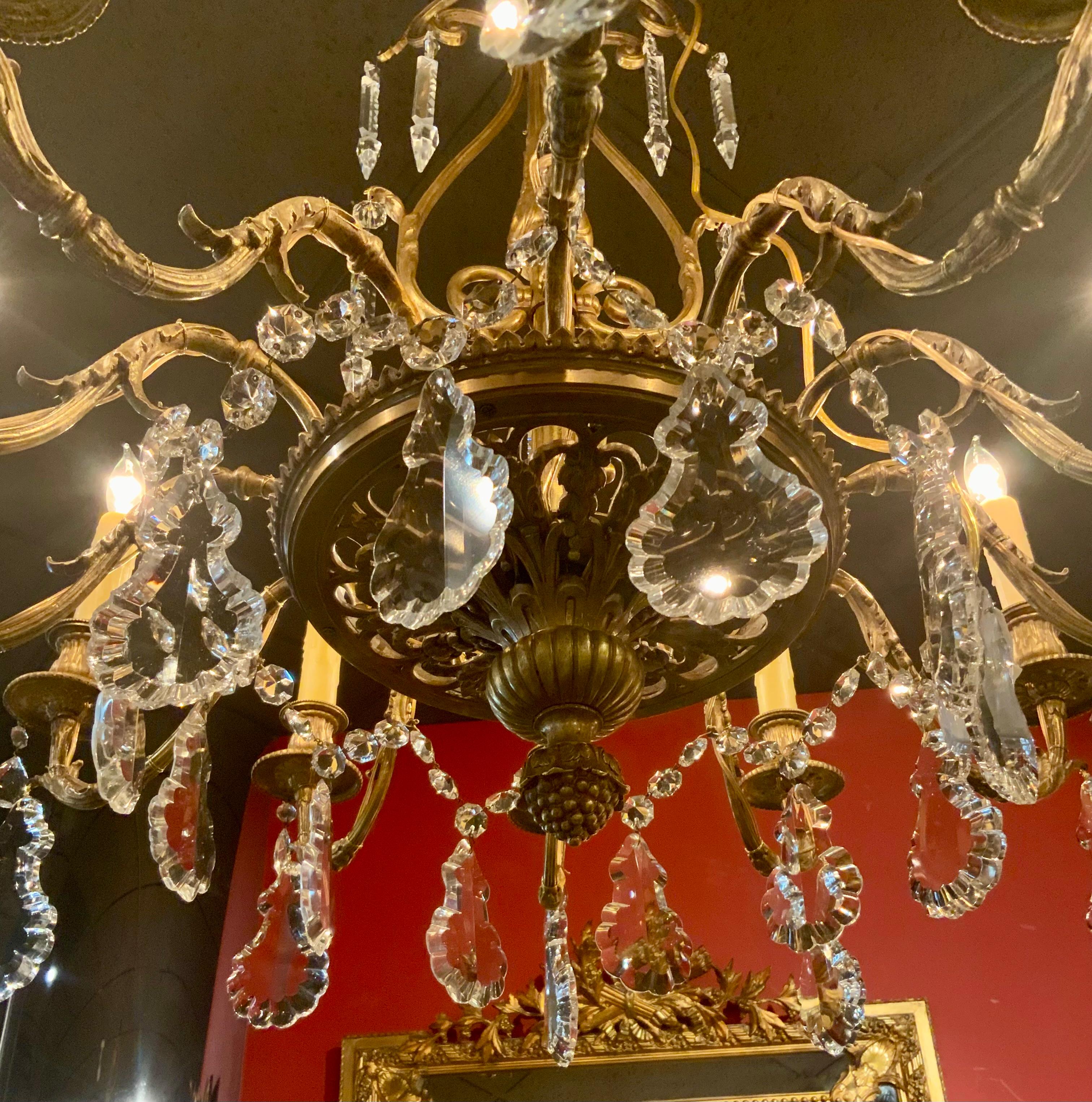 XX secolo Lampadario a dodici luci in bronzo antico e cristallo in vendita