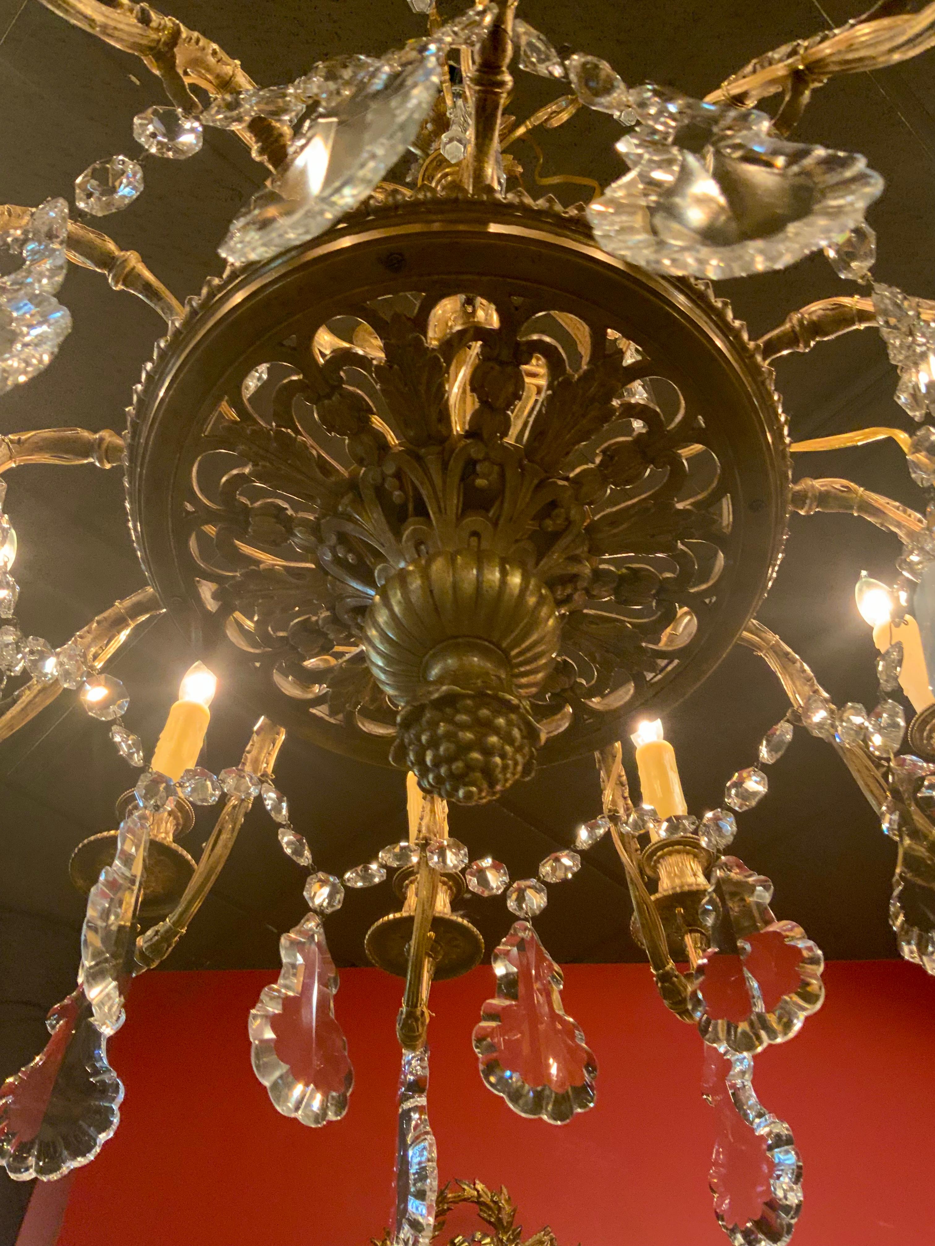 Bronzo Lampadario a dodici luci in bronzo antico e cristallo in vendita