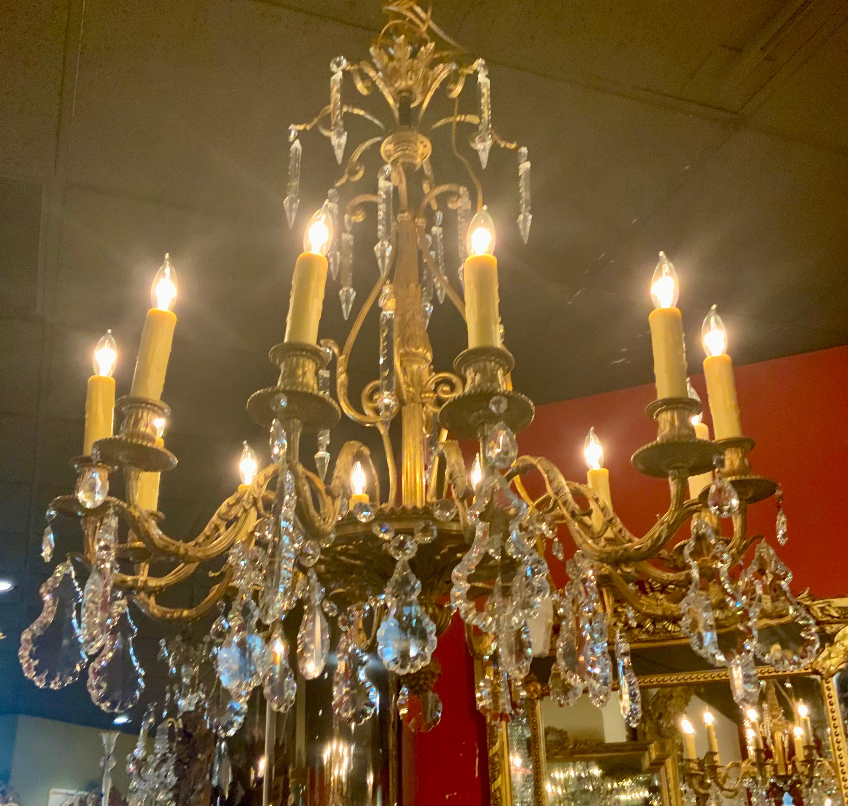 Lampadario a dodici luci in bronzo antico e cristallo in vendita 1