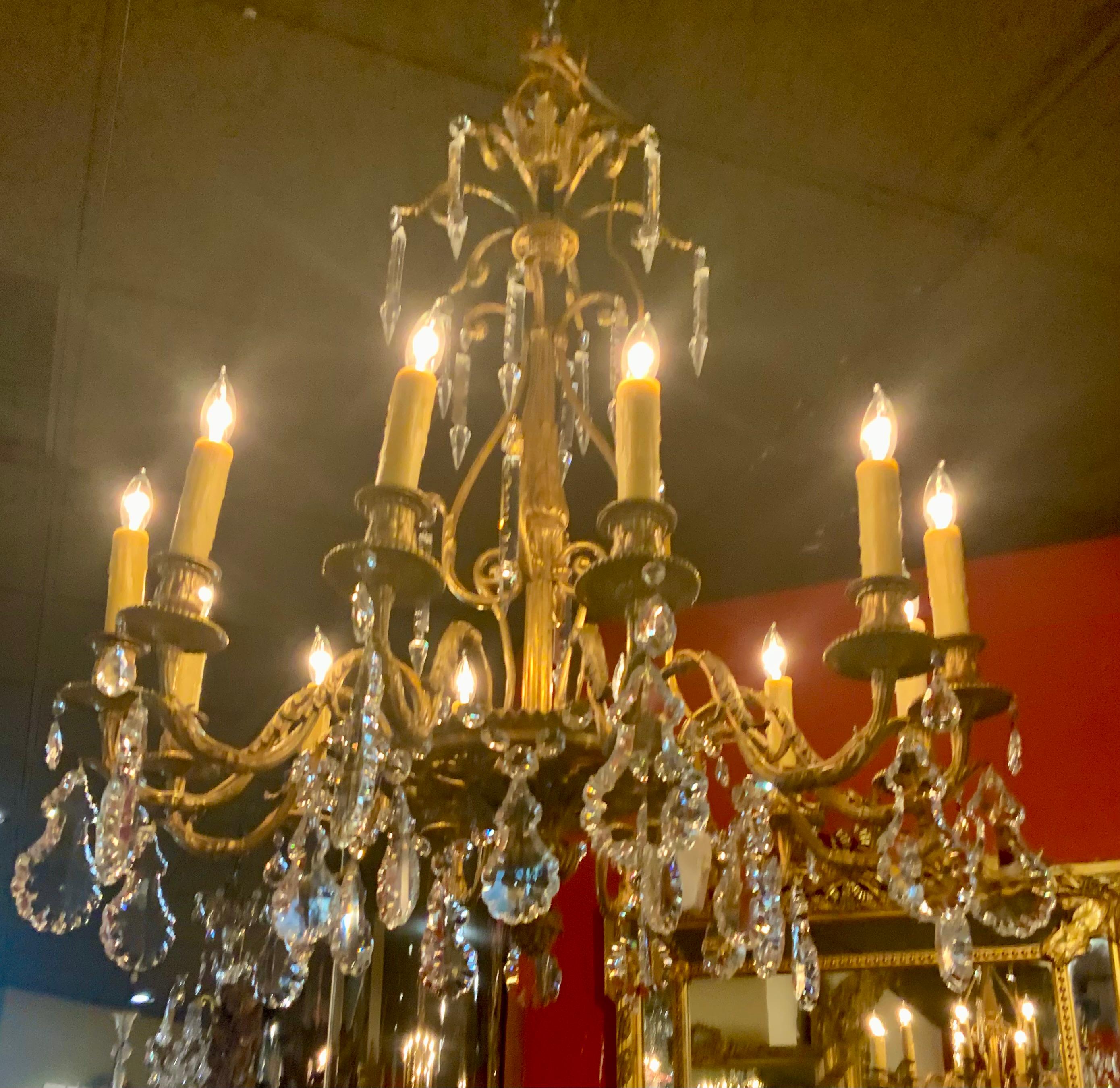 Lampadario a dodici luci in bronzo antico e cristallo in vendita 2