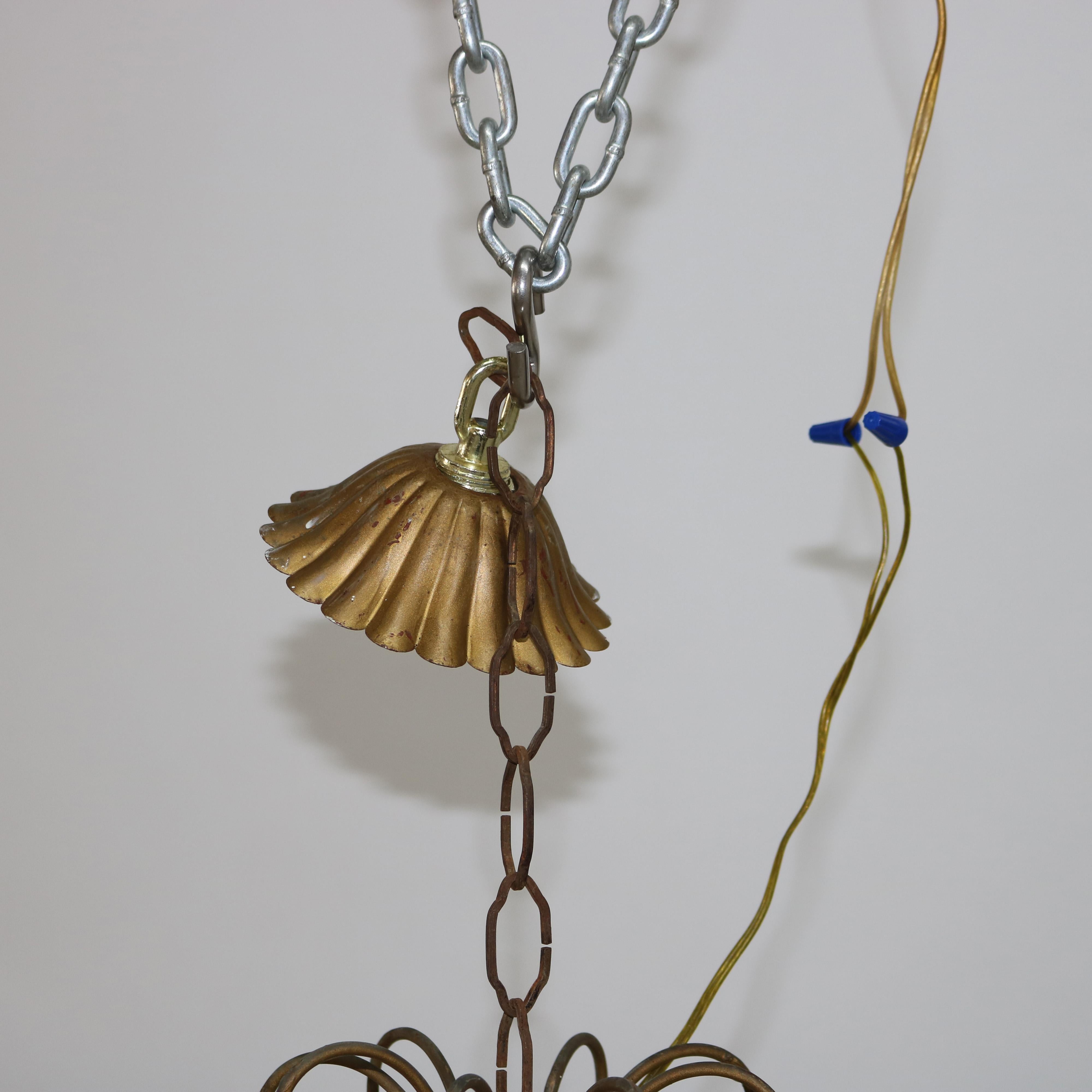Lustre ancien à huit lumières en bronze et cristal taillé C1930 en vente 4