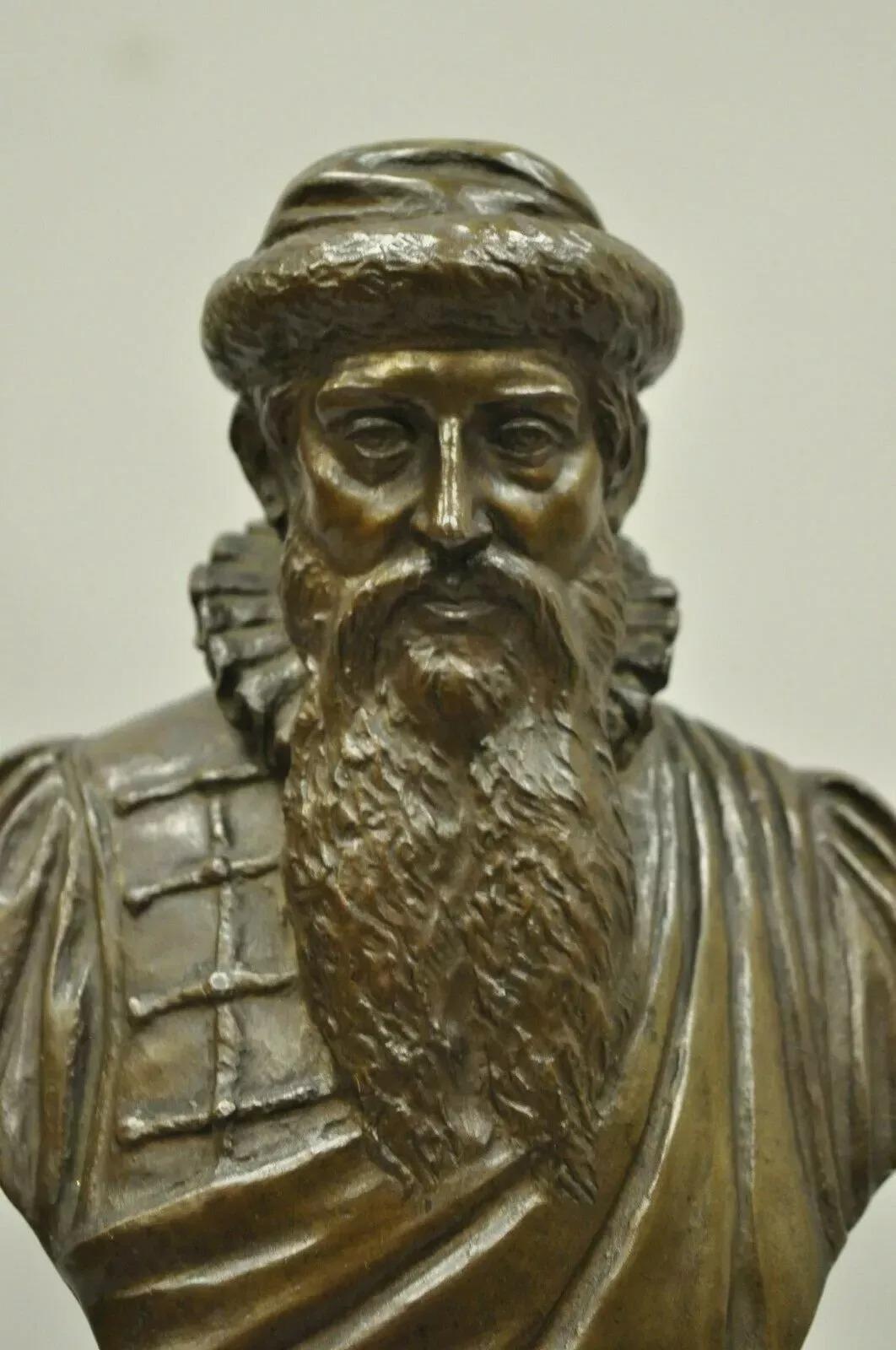 Buste d'homme élisabéthain en bronze antique et marbre de 23 pouces par Arthur Konn, c. 1920. L'objet présenté est signé 