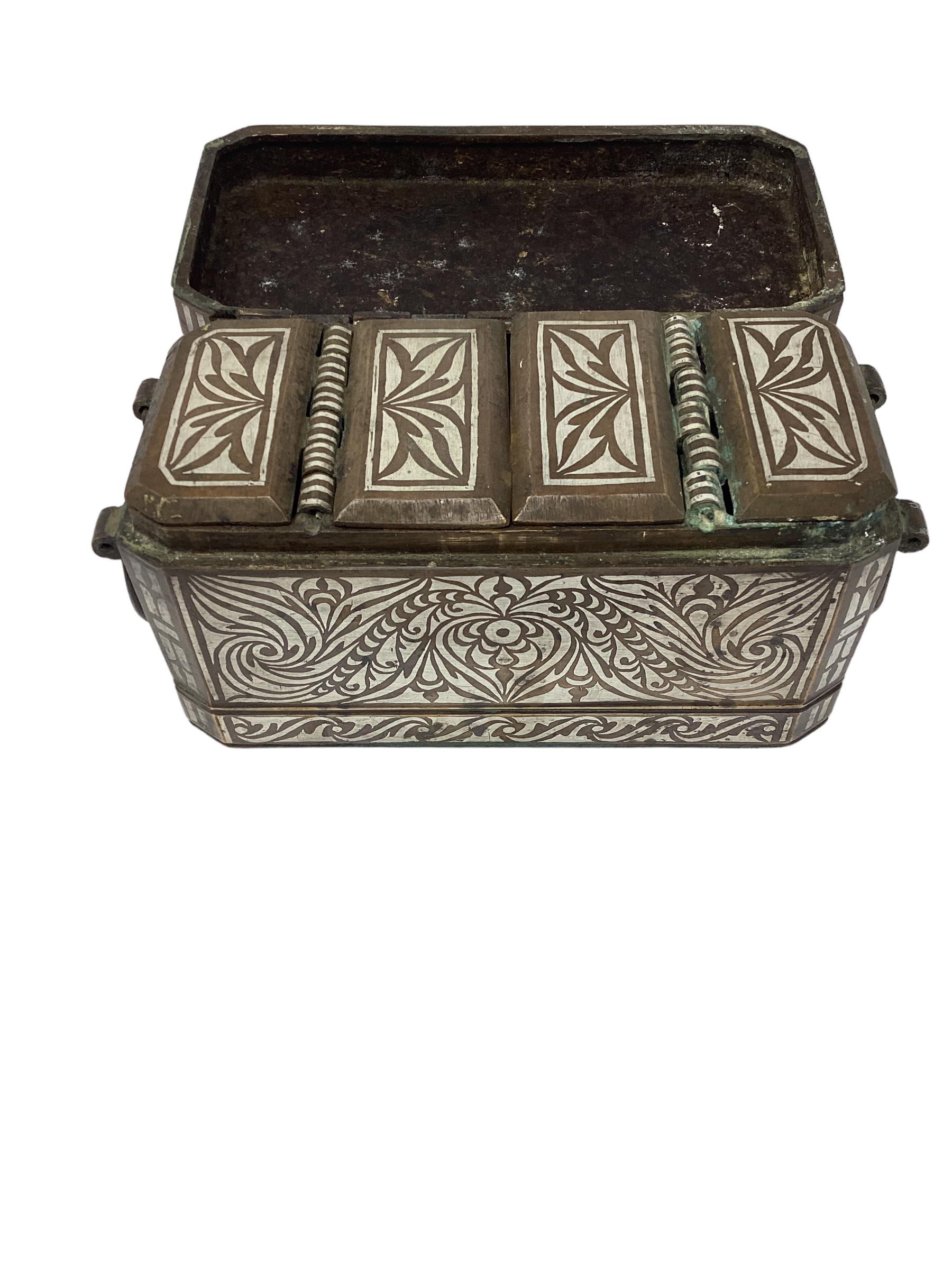 Fin du XIXe siècle  Boîte à noix ancienne en bronze et argent incrusté en vente