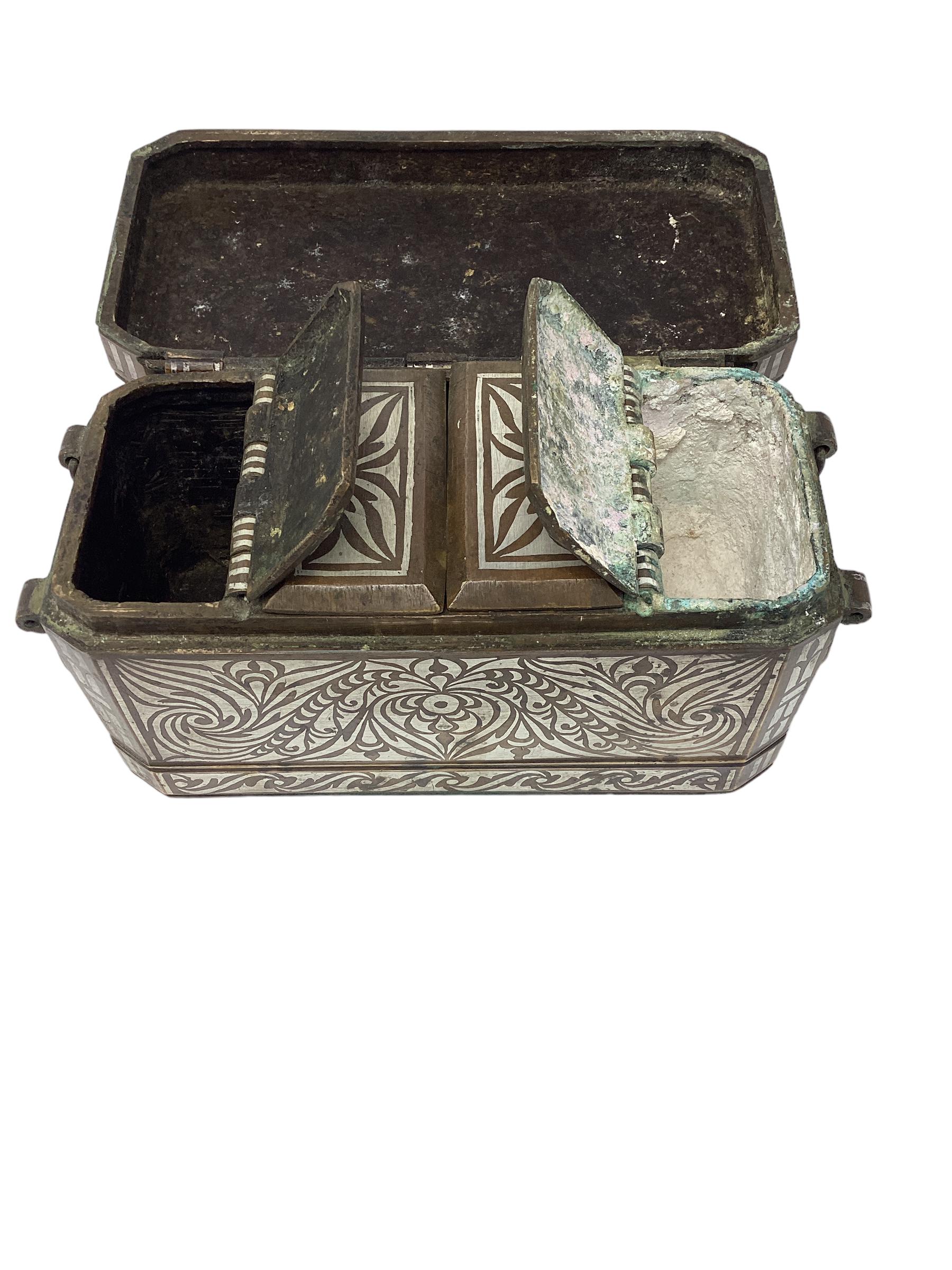 Antigua caja de nueces de betel con incrustaciones de bronce y plata Silver