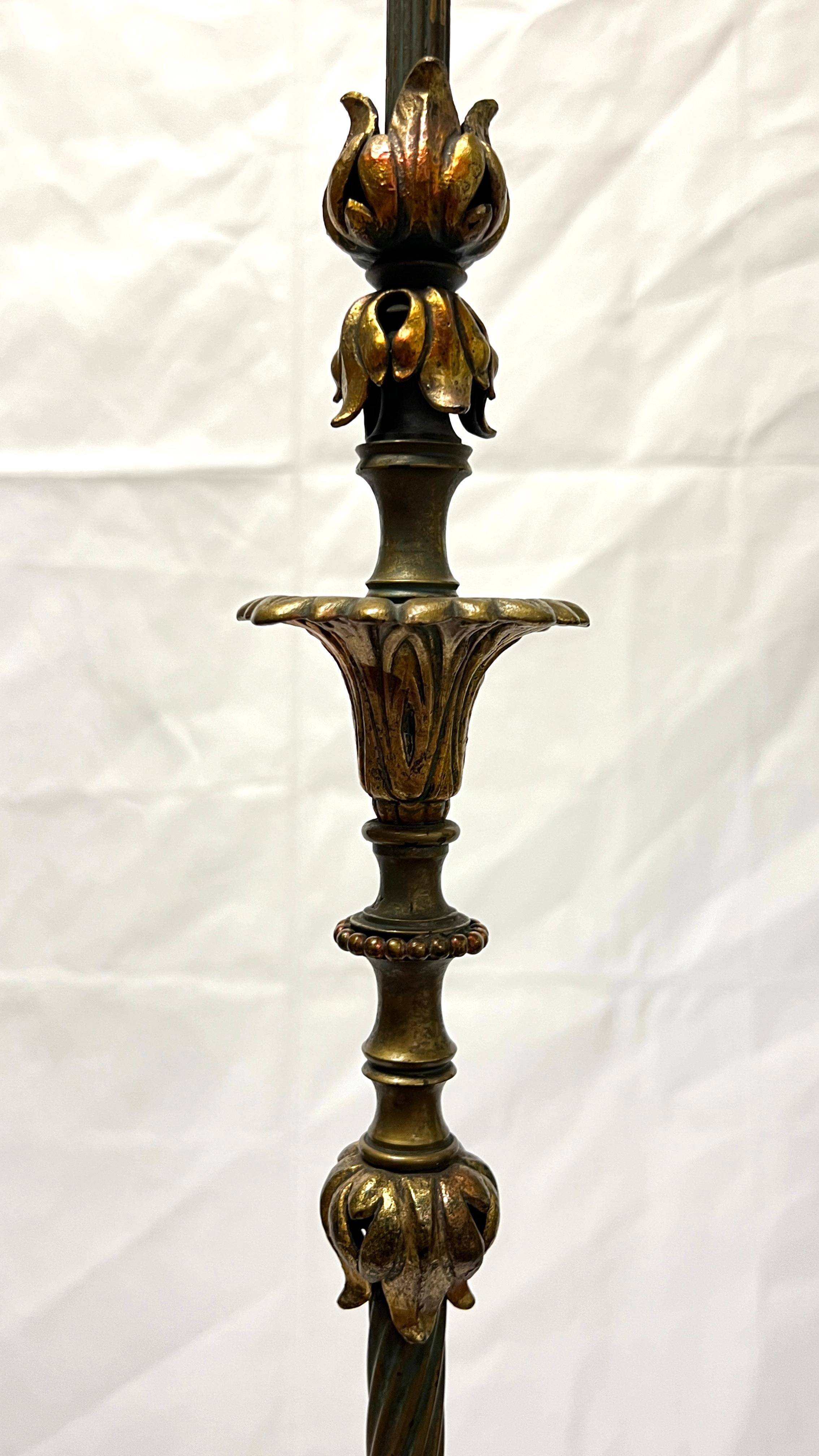 Américain Lampadaire ancien en bronze et marbre blanc attribué à E.F. Caldwell en vente