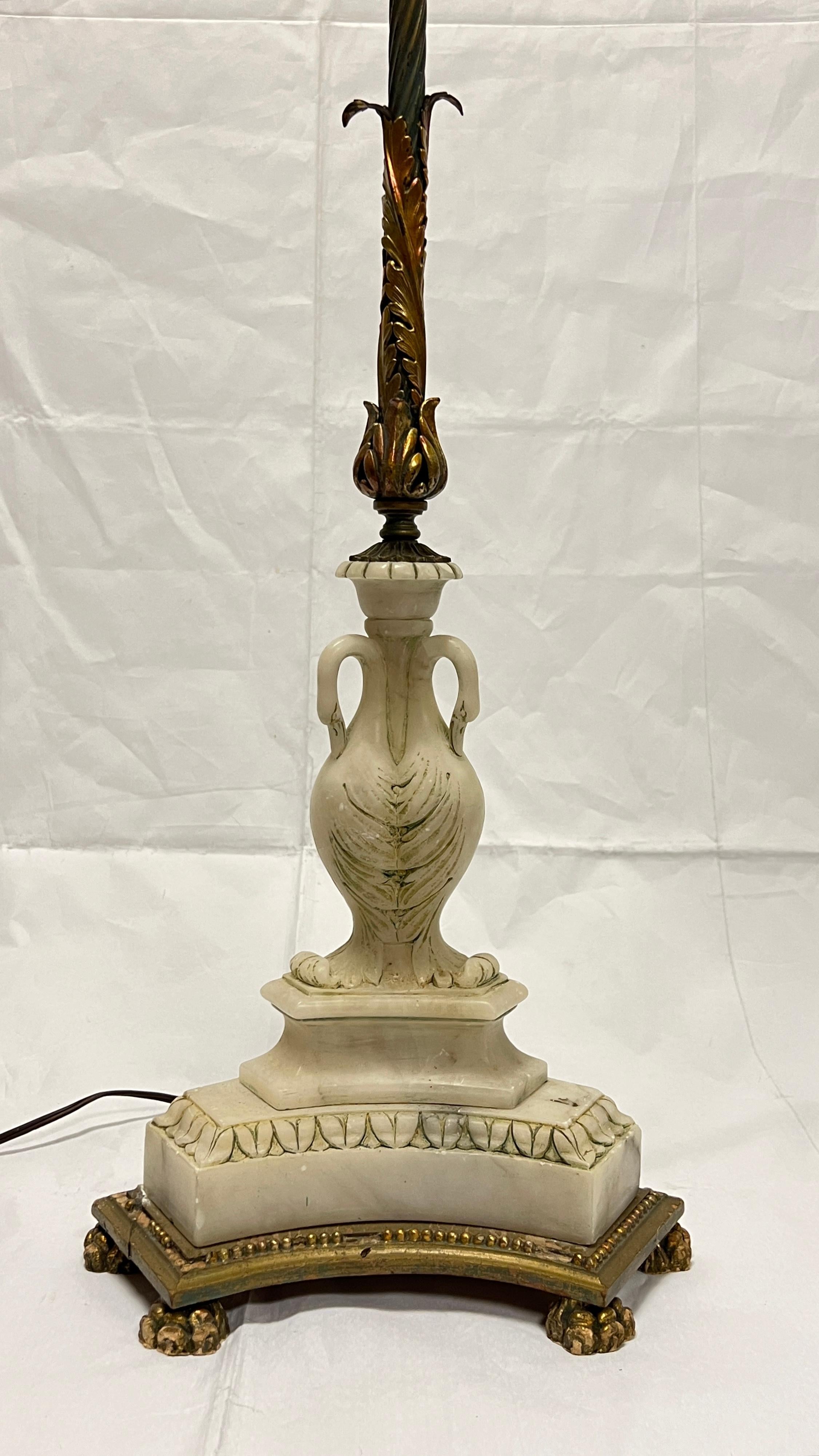Doré Lampadaire ancien en bronze et marbre blanc attribué à E.F. Caldwell en vente
