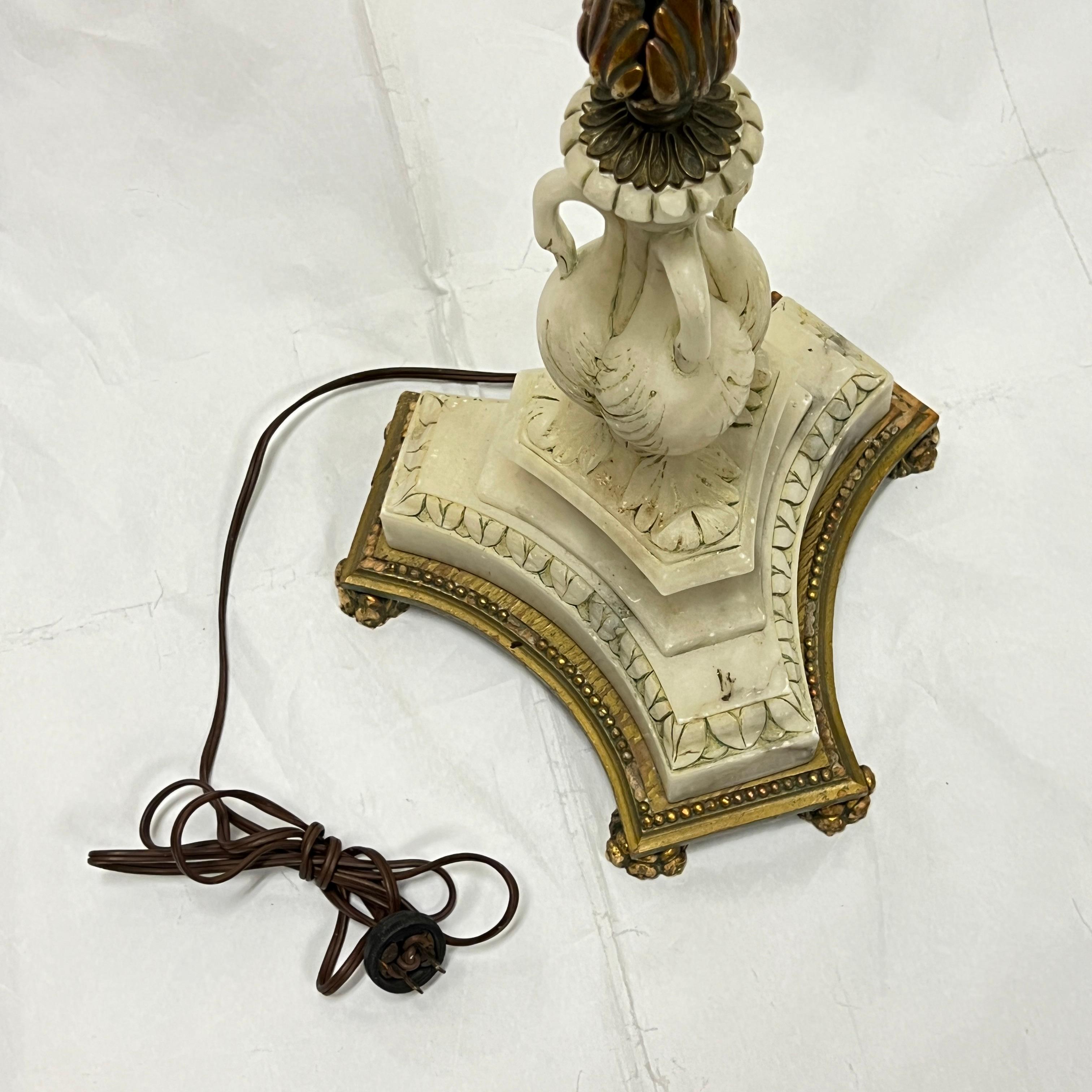 20ième siècle Lampadaire ancien en bronze et marbre blanc attribué à E.F. Caldwell en vente
