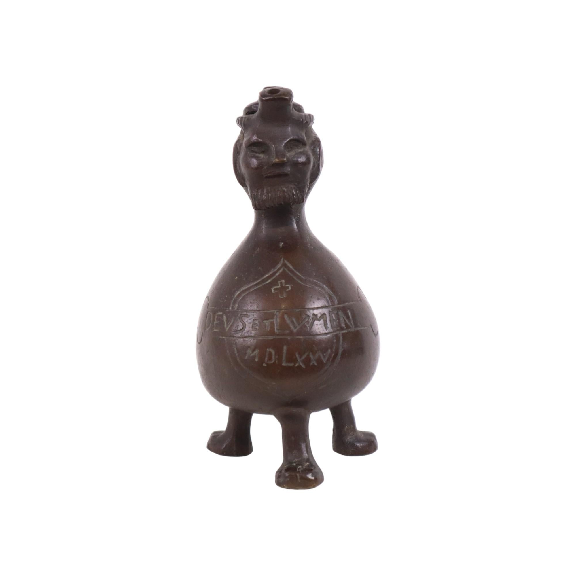 Aquamanile aus Bronze, Krug in Form eines bärtigen Mannes, mit lateinischer Inschrift Deus et Lumen, hergestellt zu Beginn des 20. Jahrhunderts.

Obwohl auf der Vorderseite des Kruges die Jahreszahl 1575 (MDLXXV) in römischen Ziffern angegeben ist,