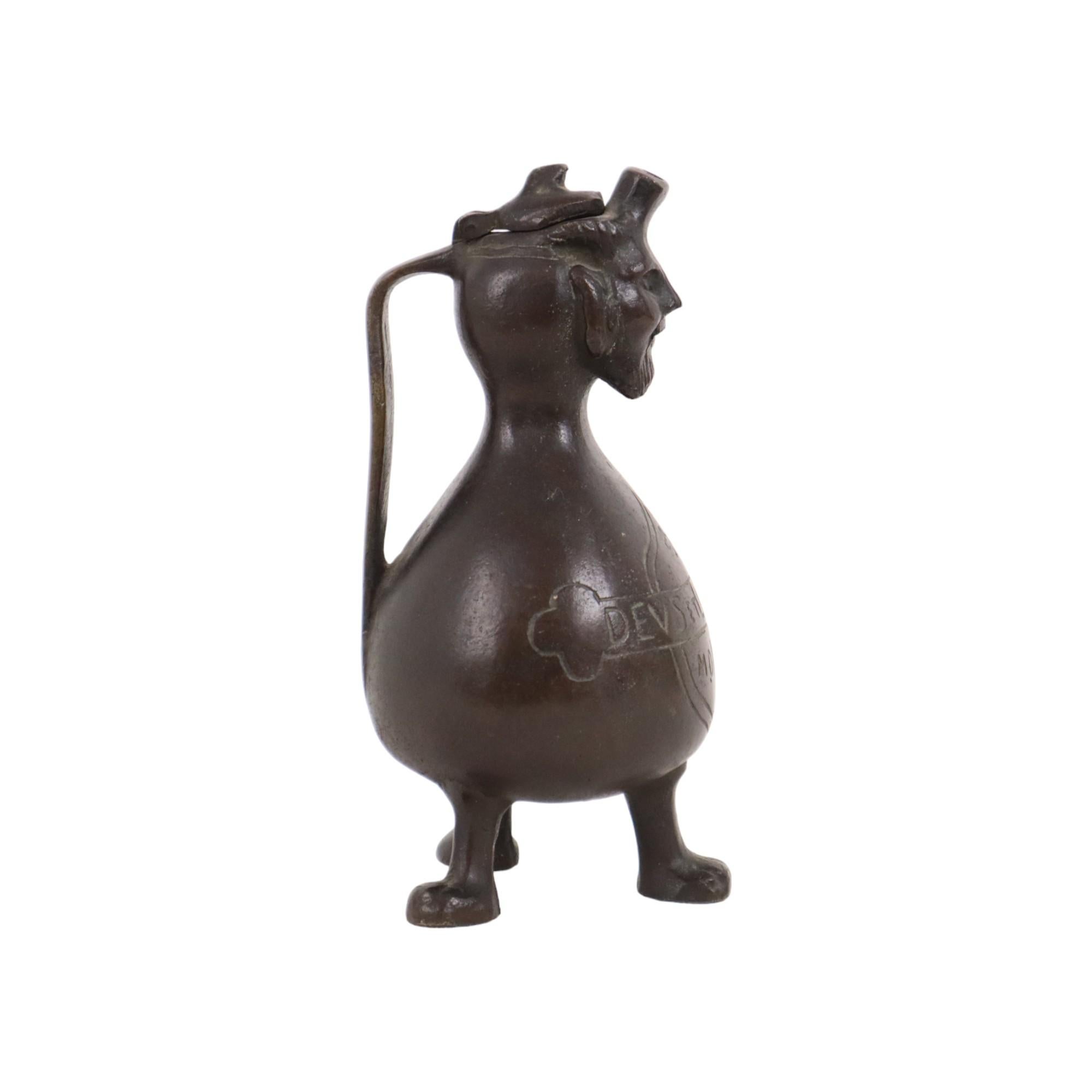 Antike Bronze Aquamanile Baardman Gebärder Mann Jug Schenkkan Deus et Lumen aus Bronze im Zustand „Gut“ im Angebot in Poperinge, BE