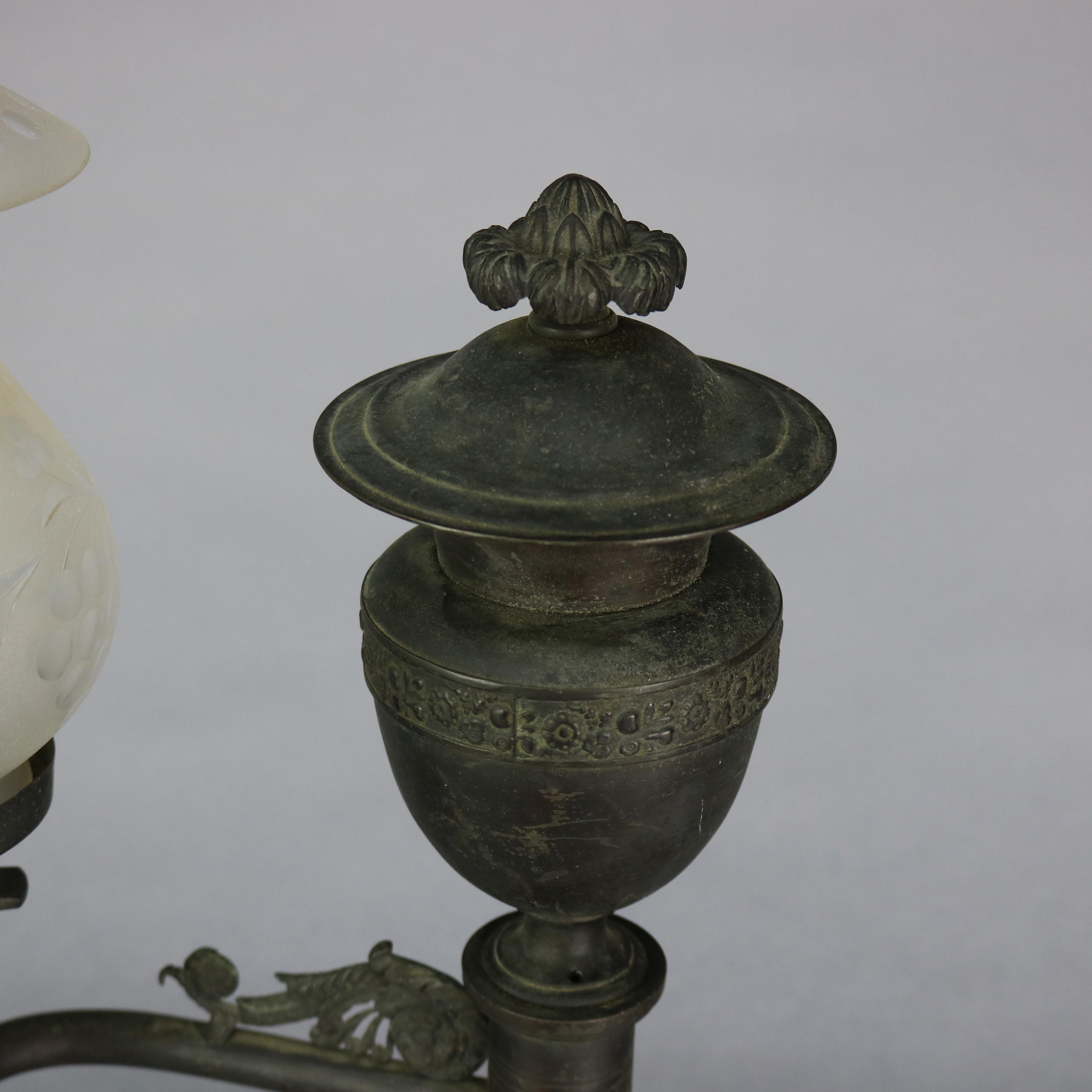 Eine antike Argand-Studentenlampe bietet einen Bronzerahmen mit urnenförmigem Taufbecken und geätztem Glasschirm:: elektrifiziert:: um 1820

Maße: 18.75