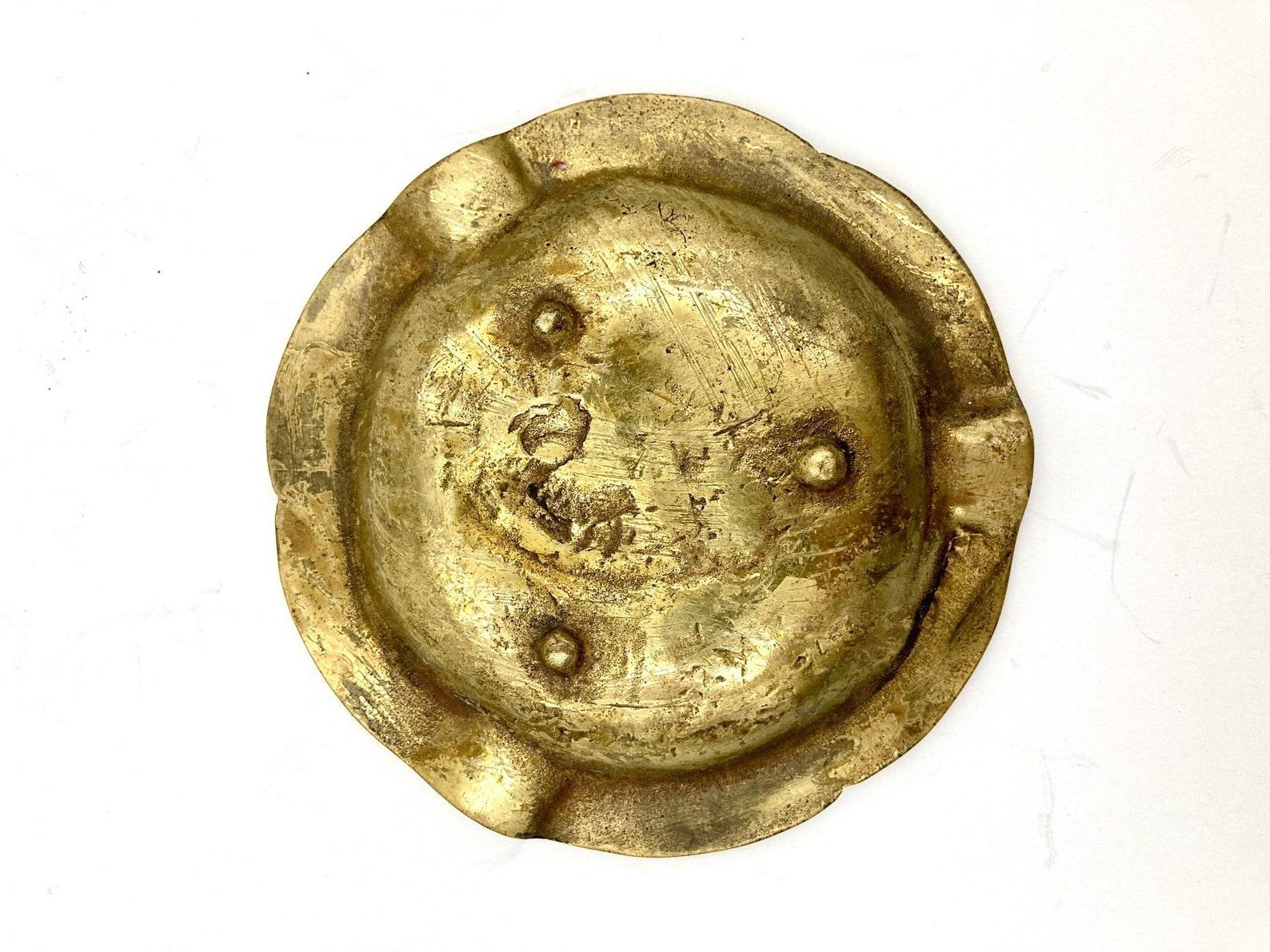 Aschenbecher aus antiker Bronze mit Patina. Eine sehr interessante Sache für Sammler. 

Durchmesser: 4,3 Zoll  10 cm.

Weltweite Lieferung aus Belgien.

 Ich habe eine Menge Bilder zur Verfügung gestellt, um den Zustand dieses Artikels bestmöglich