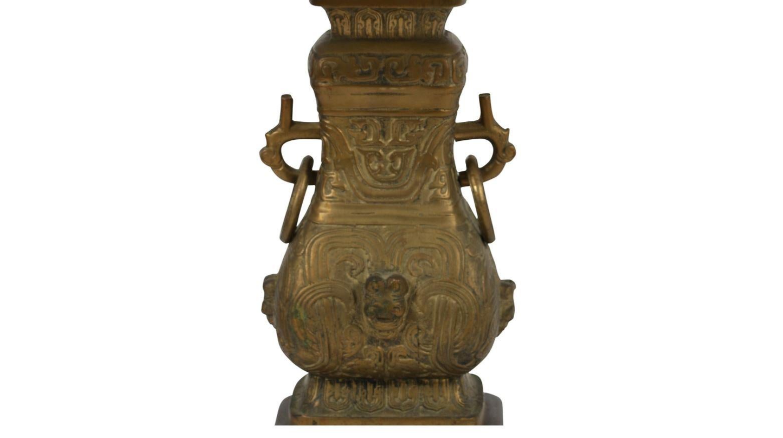 Lampe asiatique d'antiquités en bronze Bon état - En vente à Locust Valley, NY
