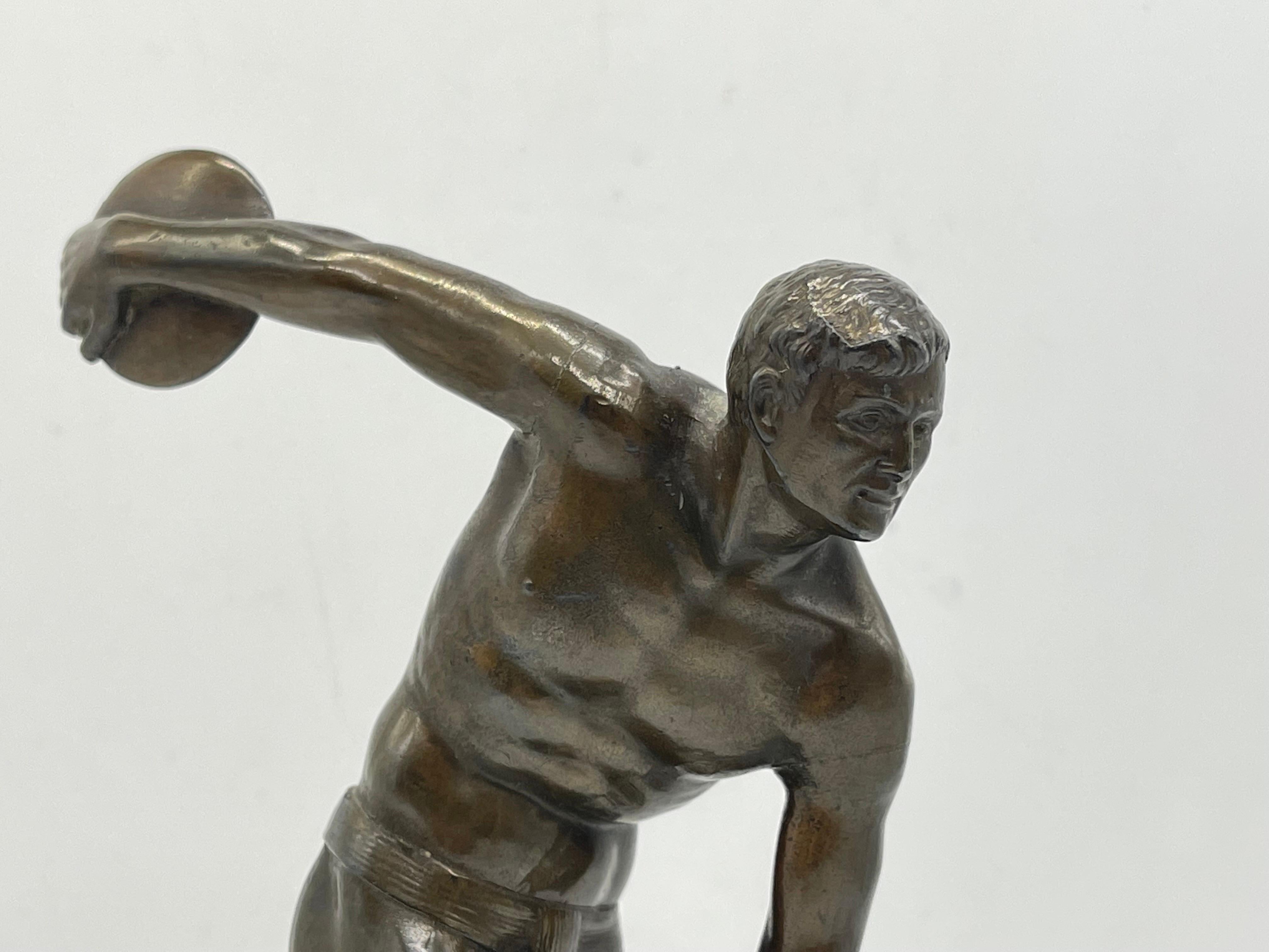 Bronze athlète d'antiquités en bronze en tant que jeteur de disque en vente