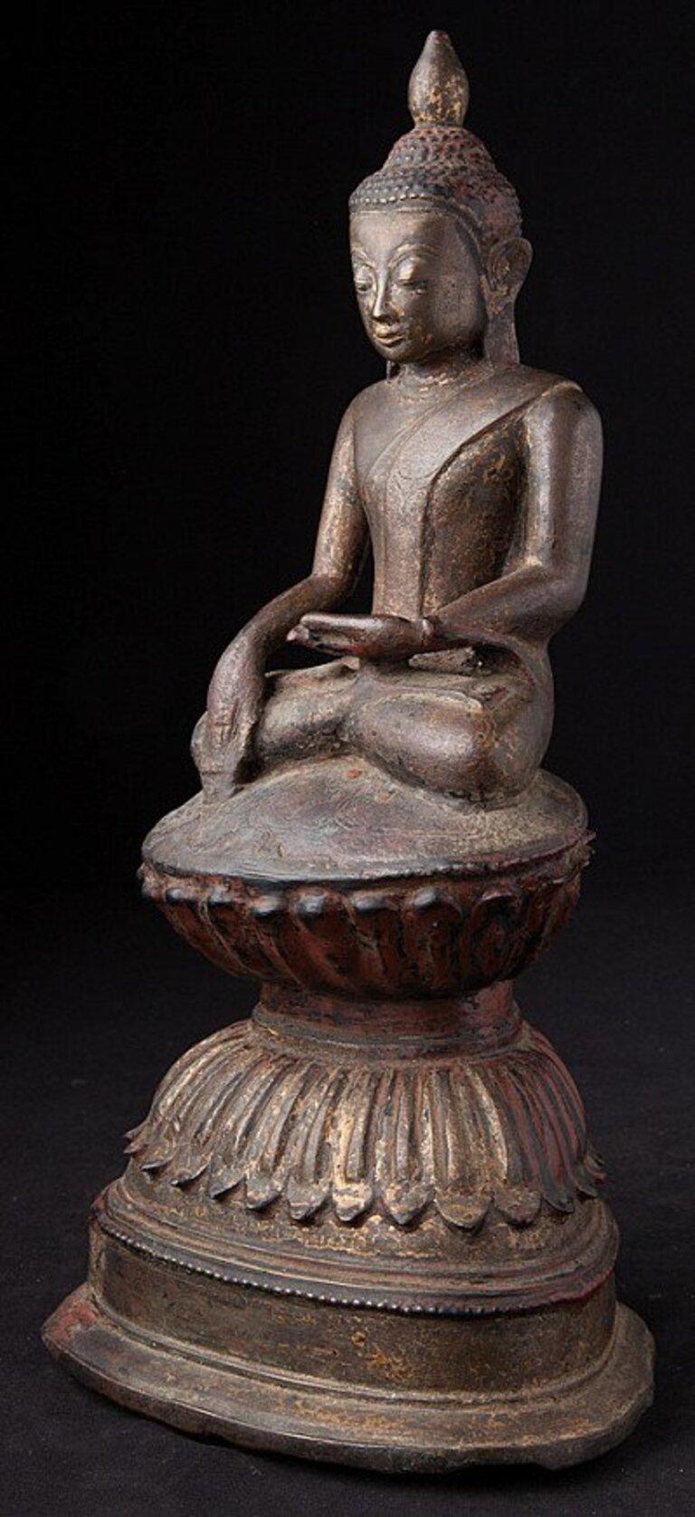 Cette statue de Bouddha en bronze antique est une pièce de collection vraiment unique et spéciale. D'une hauteur de 36 cm, d'une largeur de 18 cm et d'une profondeur de 12 cm, elle est en bronze et pèse 2,484 kg. Les détails complexes de la statue