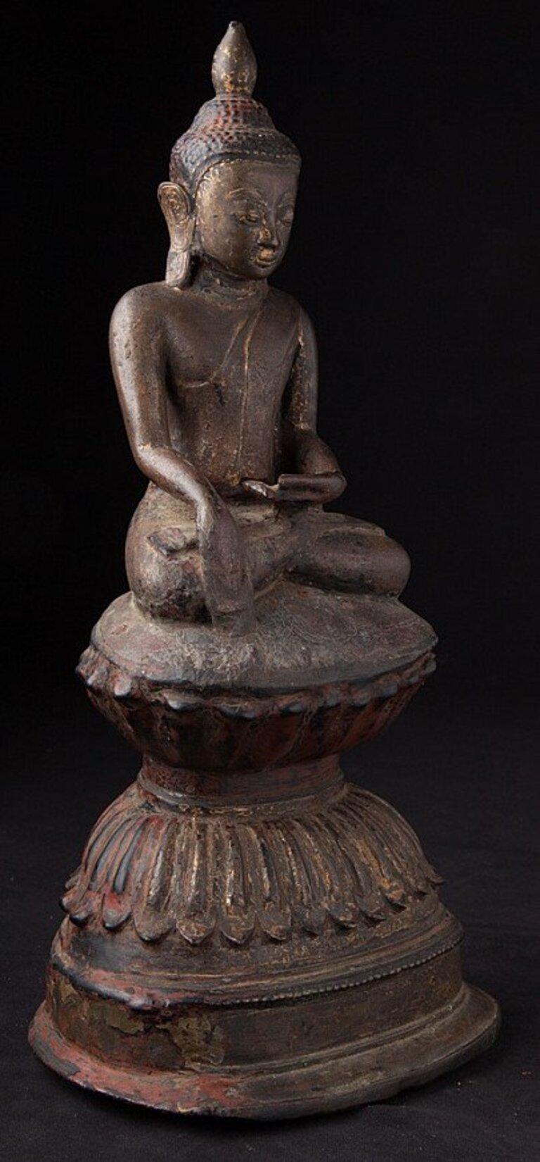 Antique Bronze Ava Buddha Statue from Burma In Good Condition For Sale In DEVENTER, NL