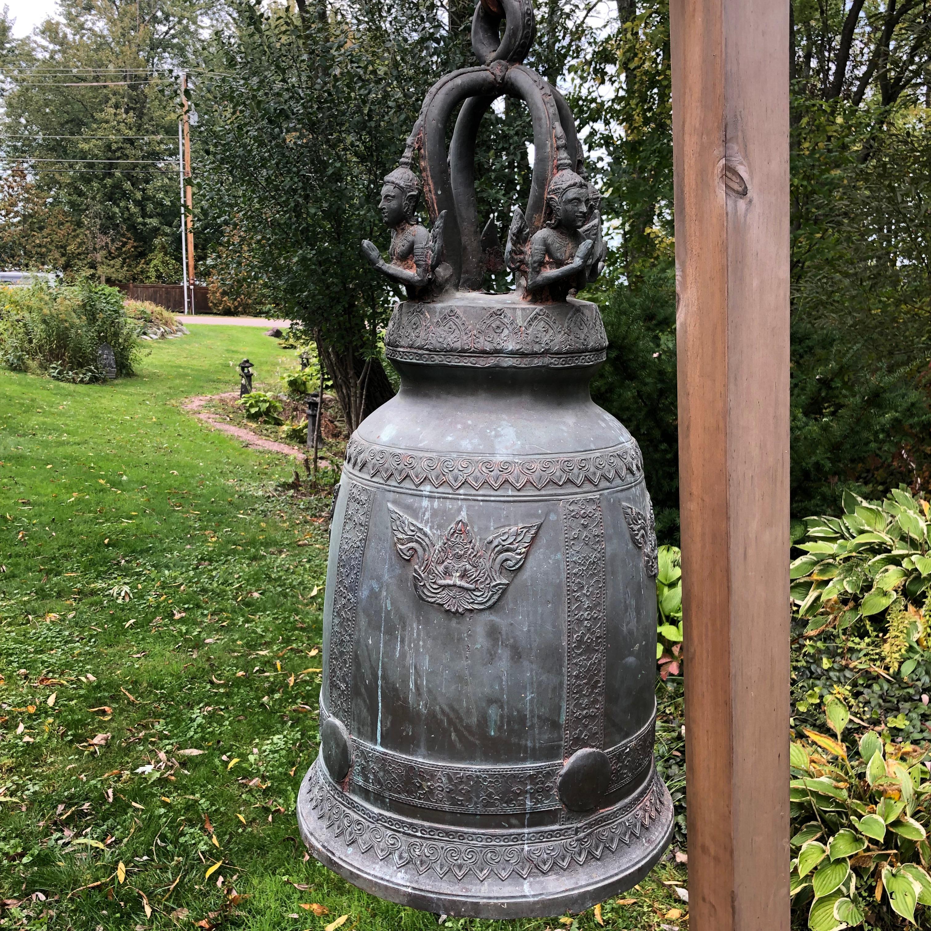 Antike Bronze Glocke & Custom Crafted Stand Calm Resonating Pleasing Sound (Handgefertigt)