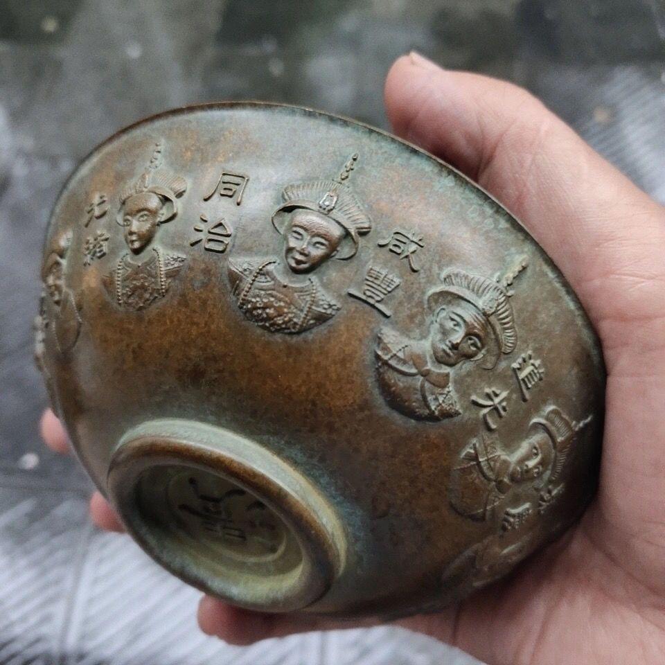 Antique Bronze Bowl with Twelve Chinese Emperors Heads  In Good Condition For Sale In 景德镇市, CN
