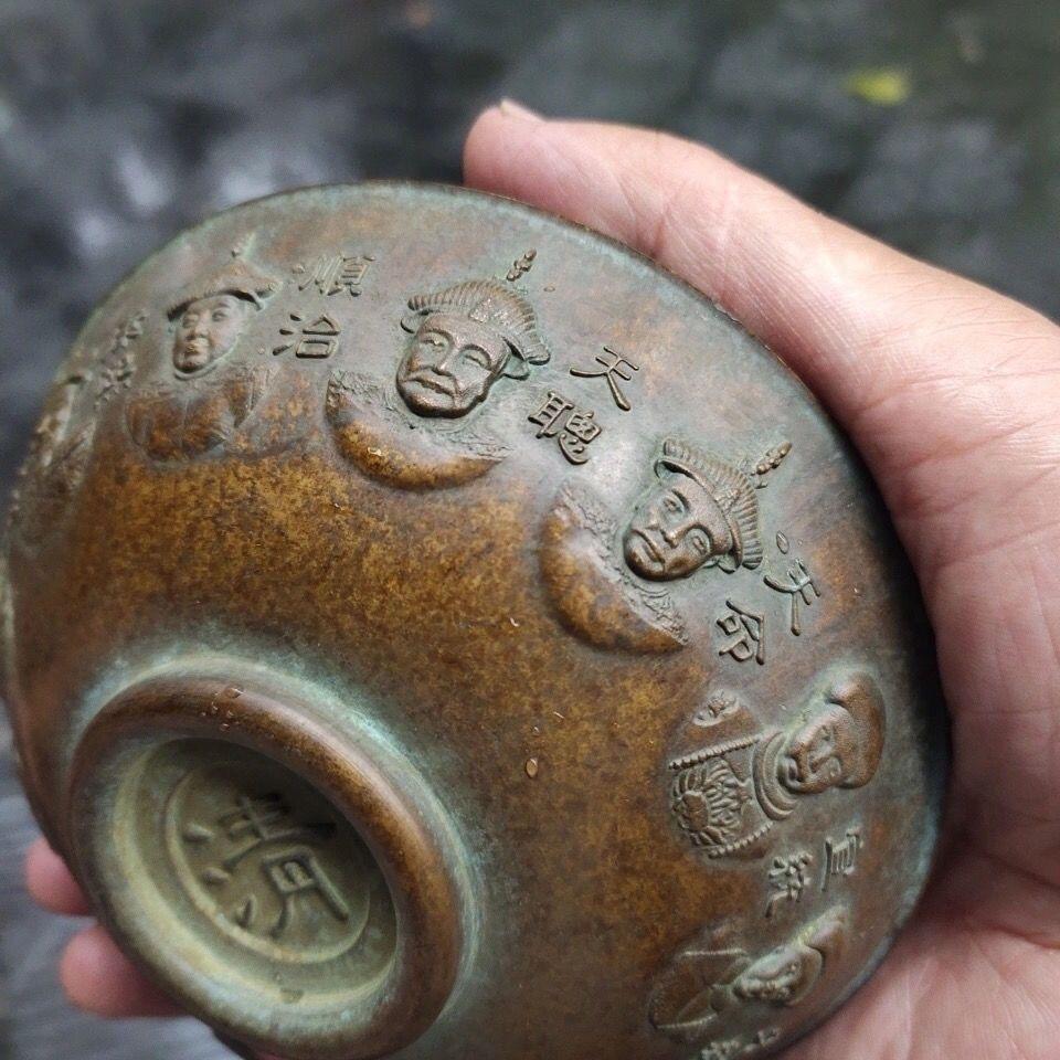 Antike Bronzeschale mit zwölf chinesischen Kaiserköpfen aus Bronze  im Angebot 4
