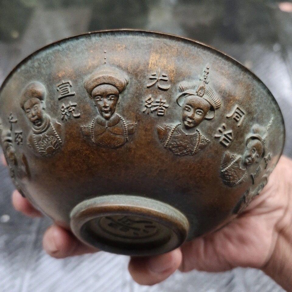 Antike Bronzeschale mit zwölf chinesischen Kaiserköpfen aus Bronze  im Angebot 5