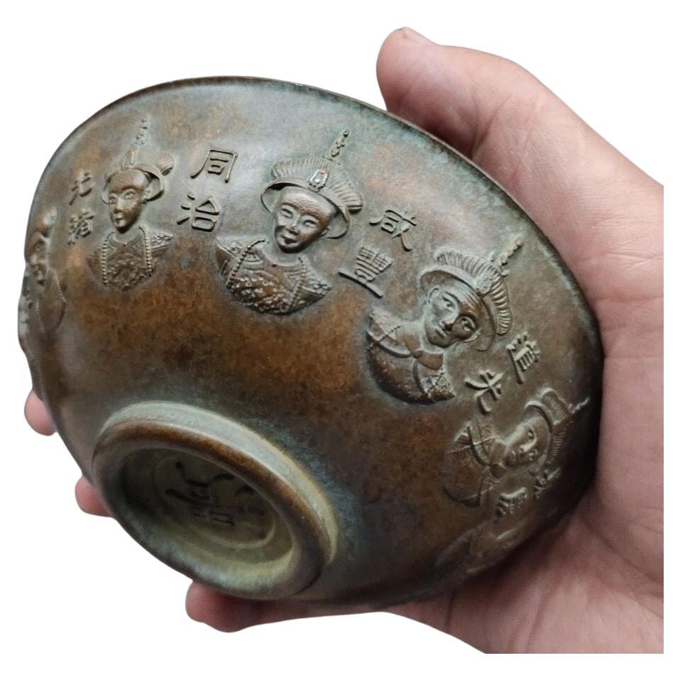Antike Bronzeschale mit zwölf chinesischen Kaiserköpfen aus Bronze  im Angebot