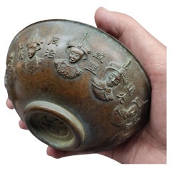 Antike Bronzeschale mit zwölf chinesischen Kaiserköpfen aus Bronze 