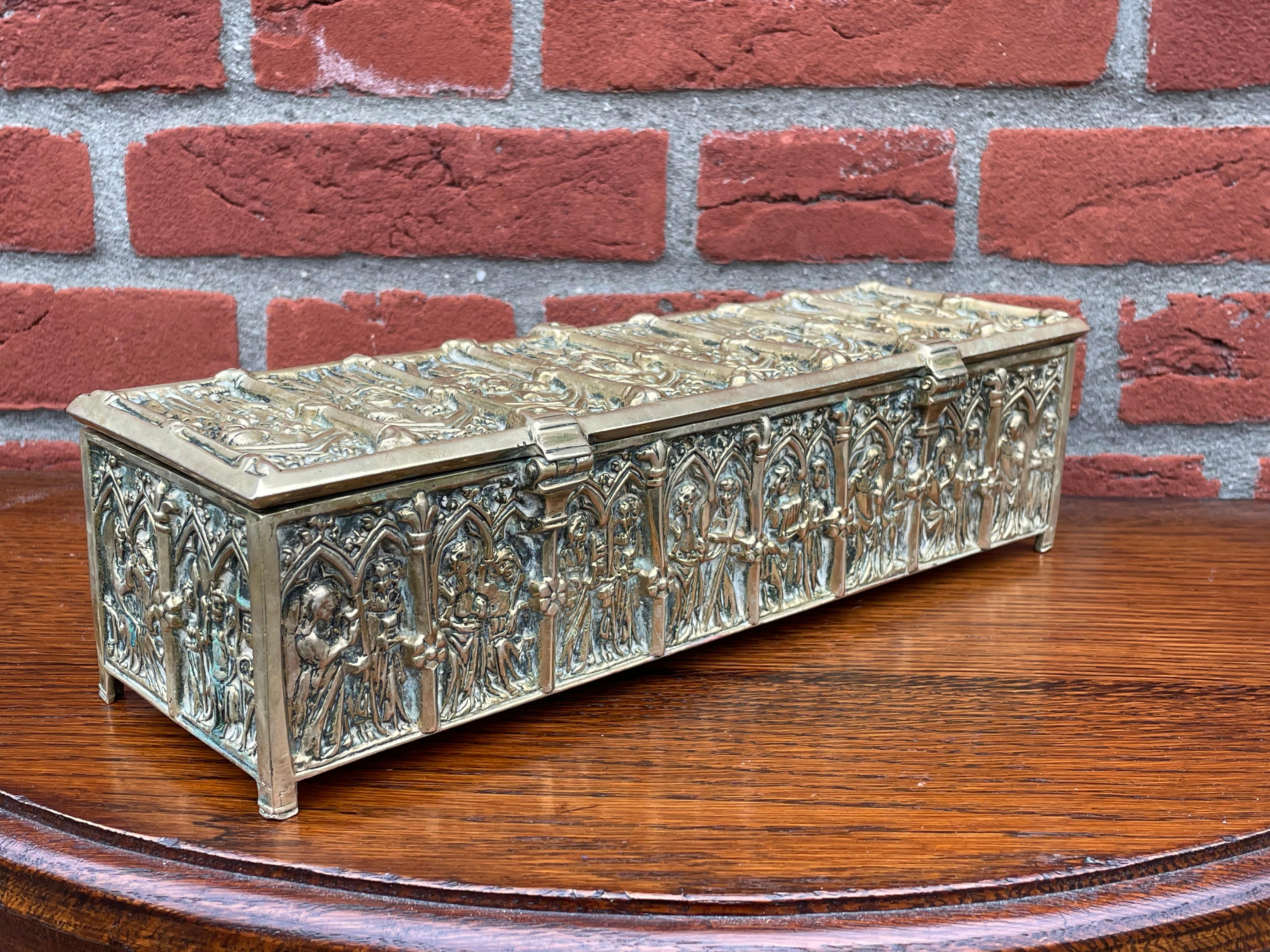 Boîte en bronze antique avec. Panneaux de fenêtre d'église gothiques par Adolph Frankau & Co, Londres Bon état - En vente à Lisse, NL