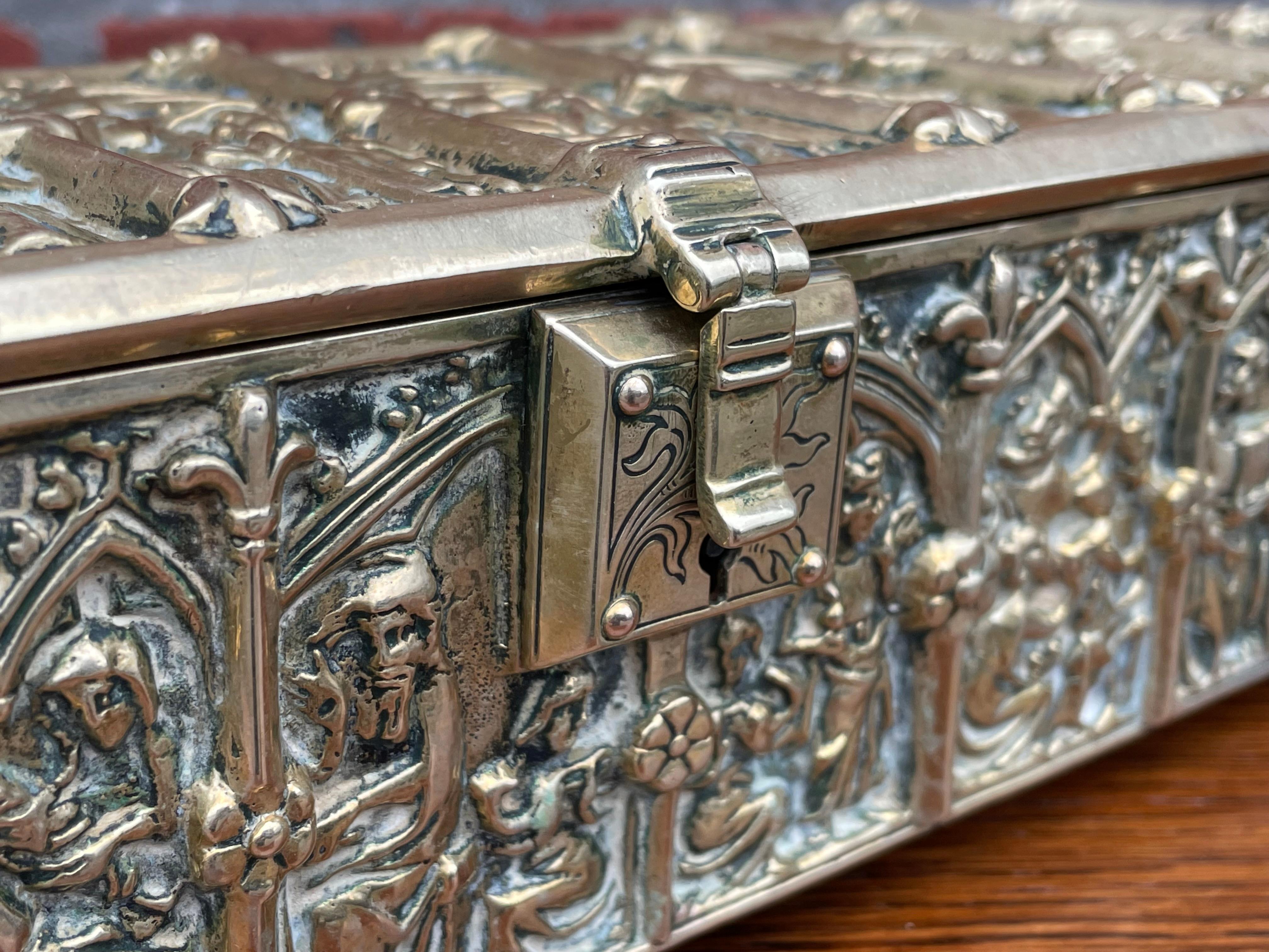 Boîte en bronze antique avec. Panneaux de fenêtre d'église gothiques par Adolph Frankau & Co, Londres en vente 1