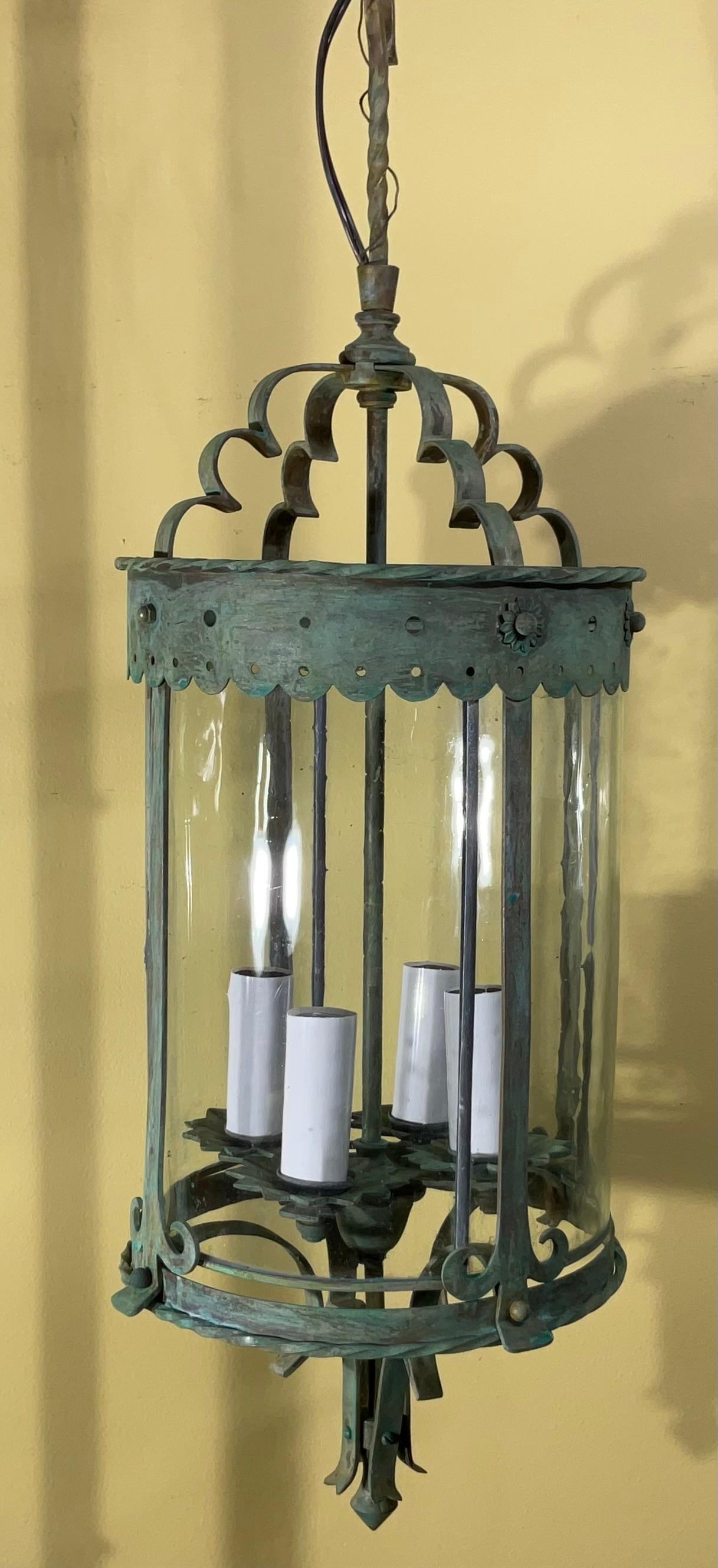 

Aporta un toque de elegancia atemporal y encanto histórico a tu hogar con este  linterna colgante antigua. Fabricada en bronce y latón macizos, esta pieza muestra una hermosa pátina verdigris, que alude a su rica historia y a su excepcional