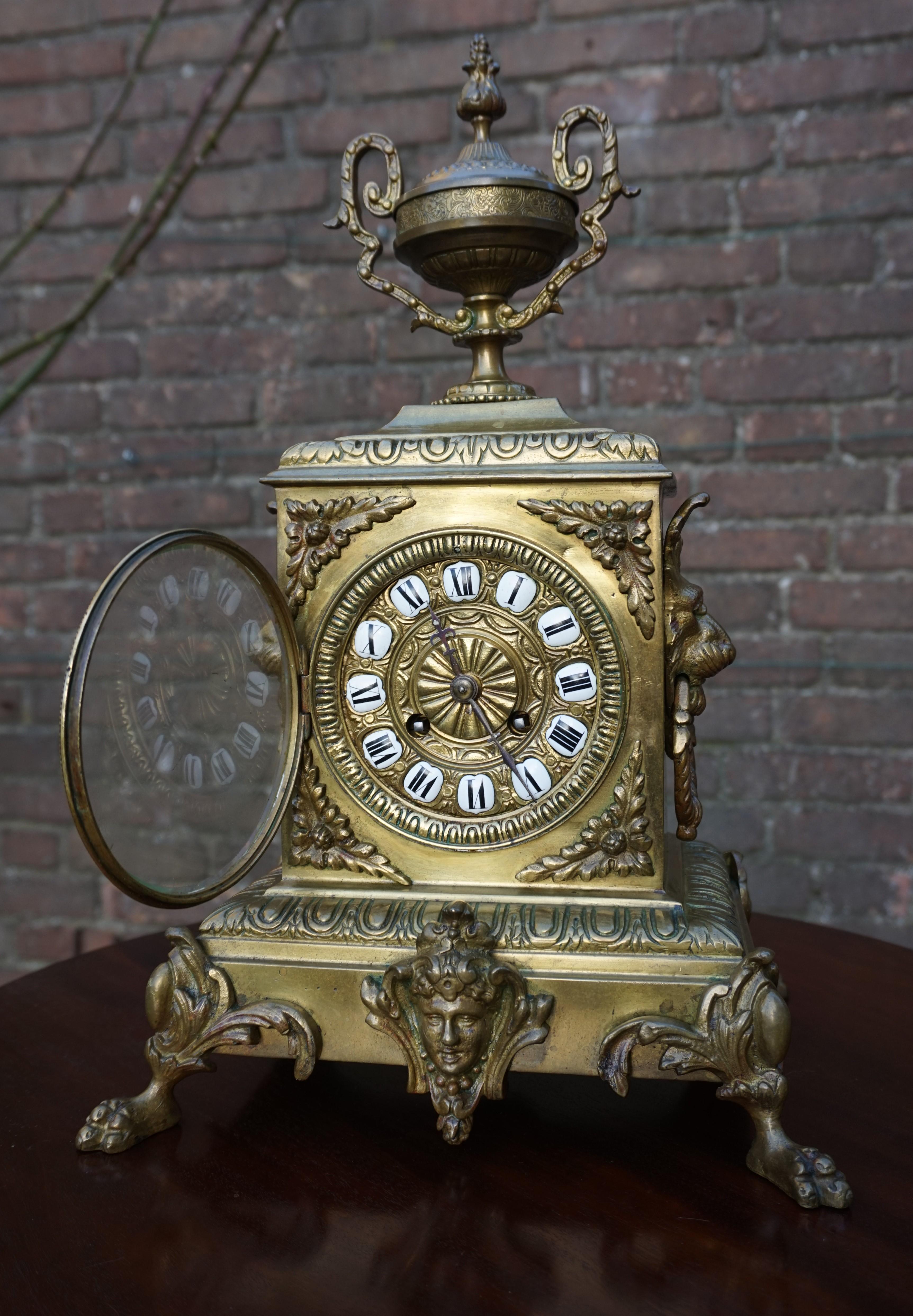 Antike Kaminuhr aus Bronze und Messing, emaillierte römische Ziffern, Löwenskulpturen (Französisch)