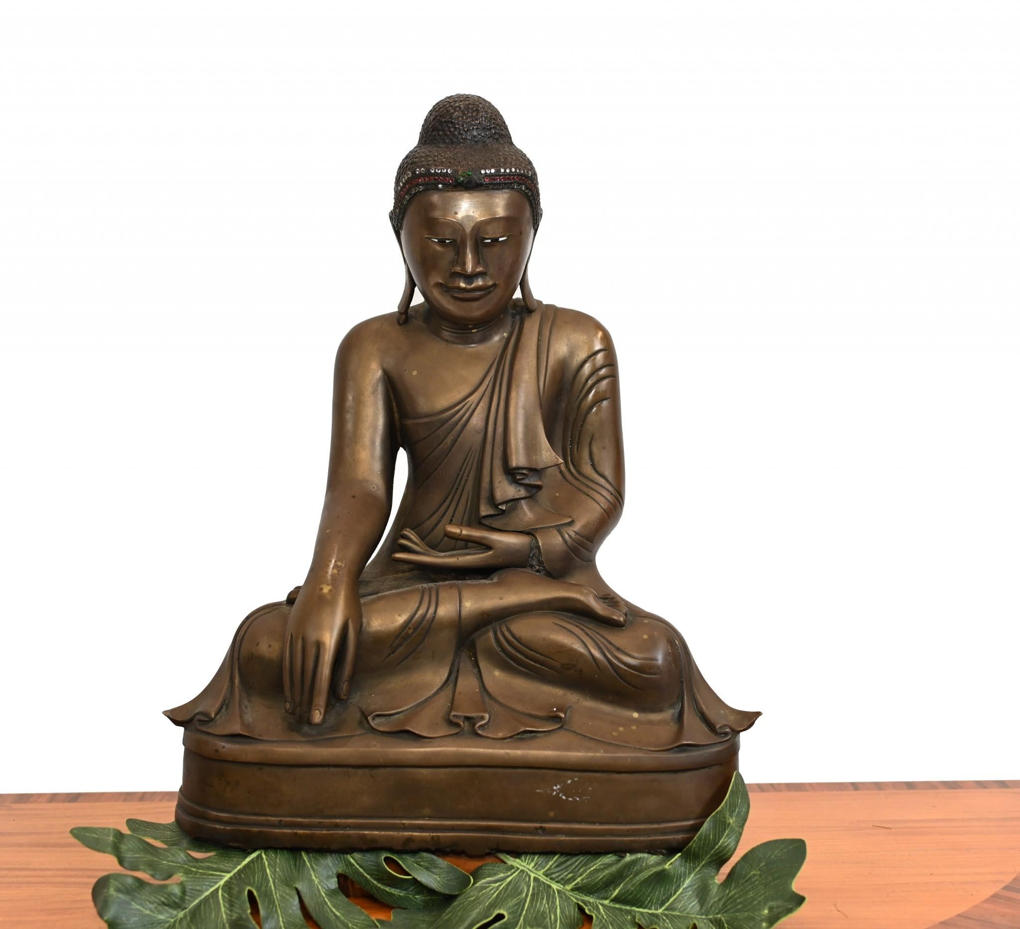 Gorgeous bronze meditating Buddha statue 
Great casting very solid with nice patina
Of course being bronze can live outside with no fear of rusting
Offered in great shape ready for home use right away
We ship to every corner of the