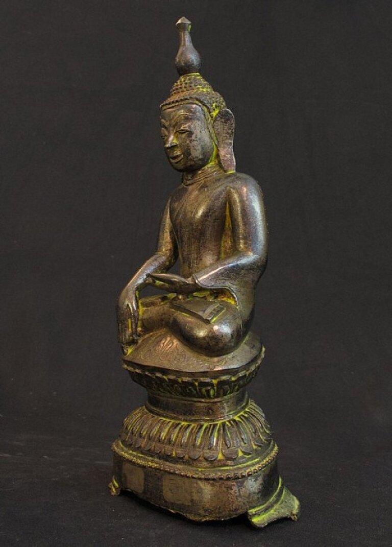 Diese antike Buddha-Statue aus Bronze ist ein wirklich einzigartiges und besonderes Sammlerstück. Mit einer Höhe von 24 cm und einem Gewicht von 0,661 kg ist sie aus Bronze gefertigt. Die komplizierten Details und die Handwerkskunst dieser Statue