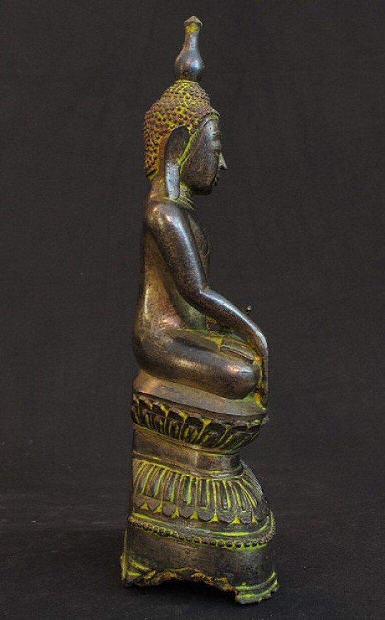 Antiker Bronze-Buddha aus Birma  Original-Buddhas (18. Jahrhundert und früher) im Angebot