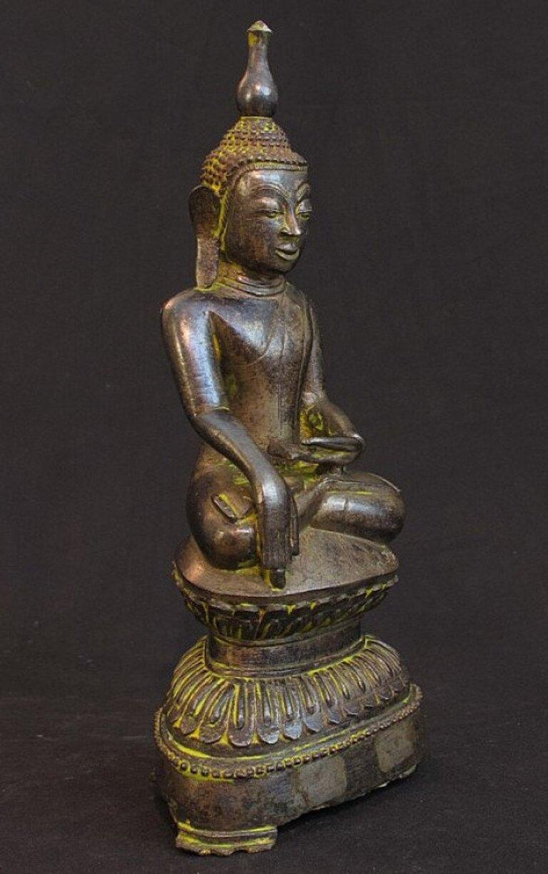 Bouddha ancien en bronze de Birmanie  Bouddhas originaux en vente 1