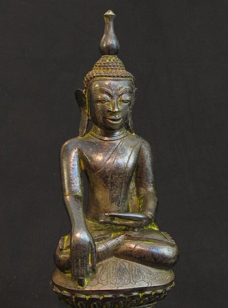 Bouddha ancien en bronze de Birmanie  Bouddhas originaux en vente 2