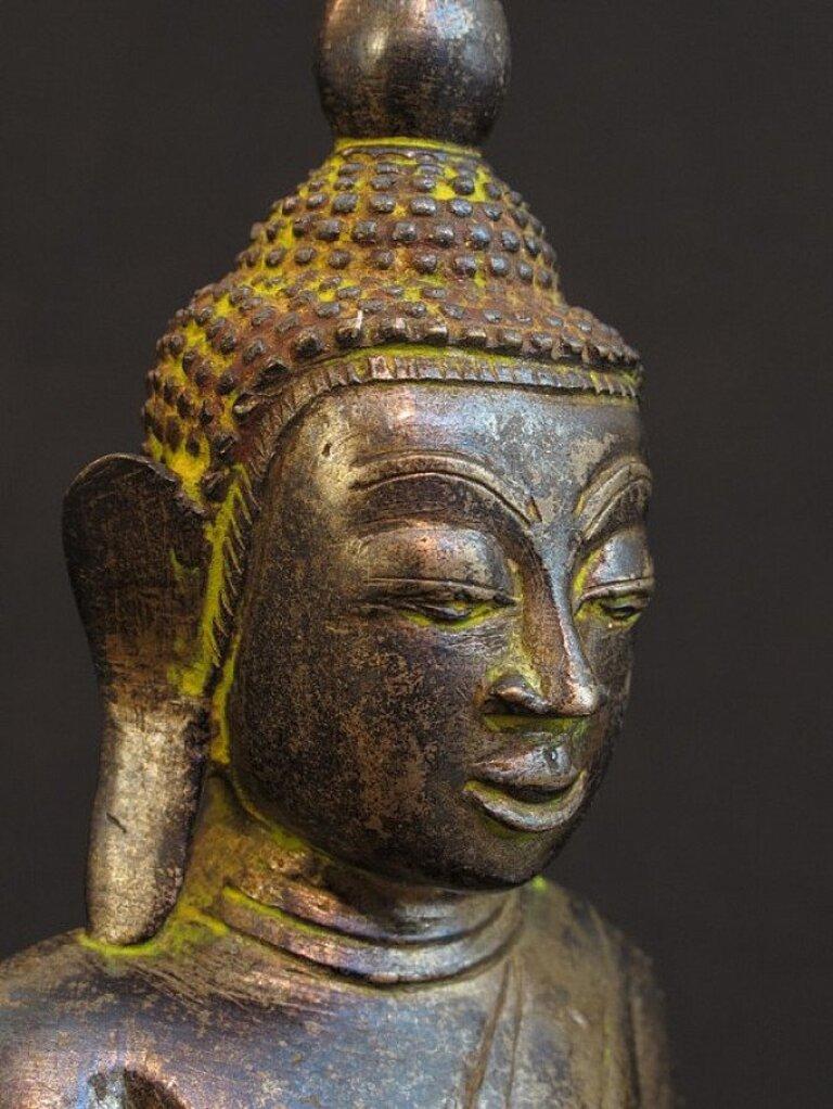 Bouddha ancien en bronze de Birmanie  Bouddhas originaux en vente 4