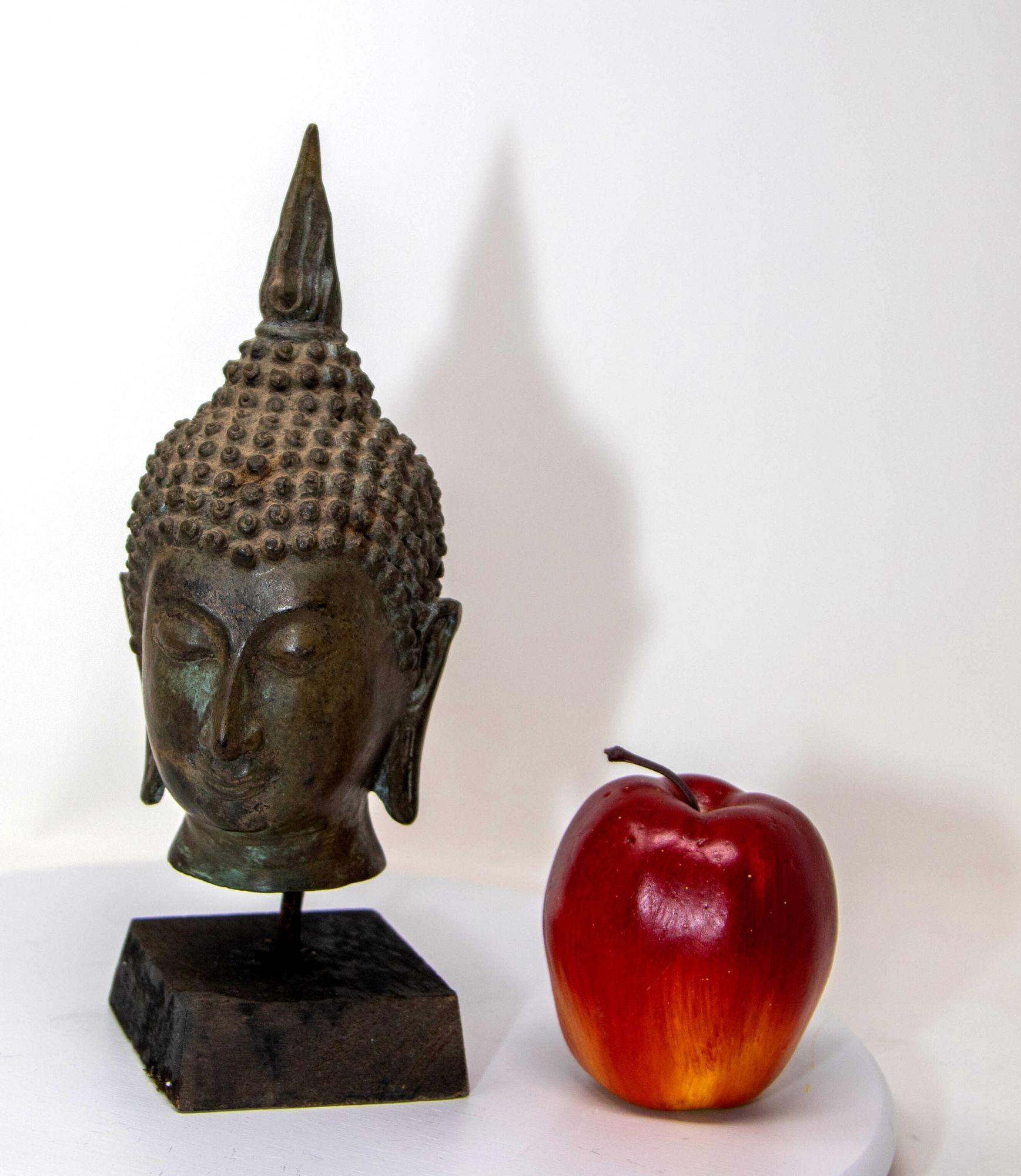 Sculpture ancienne en bronze à tête de bouddha avec vert-de-gris sur Stand, 19ème C. en vente 2