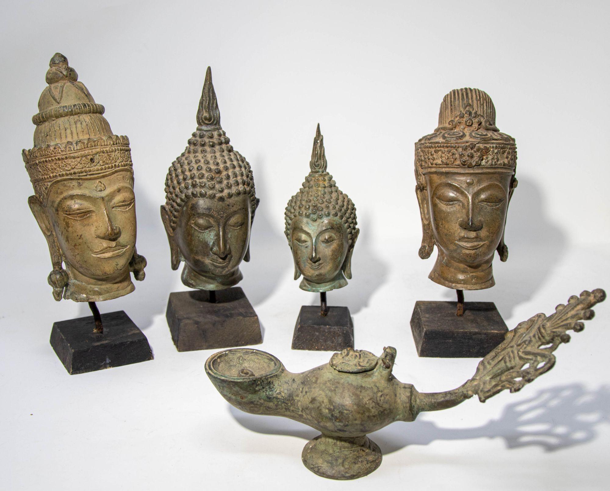 Sculpture ancienne en bronze à tête de bouddha avec vert-de-gris sur Stand, 19ème C. en vente 4